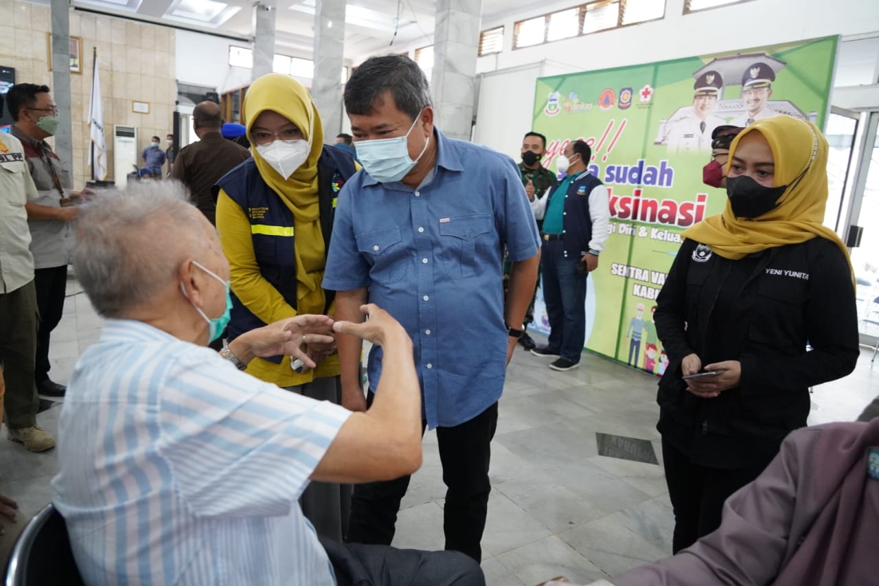 Bupati Garut (baju biru) meninjau pelaksanaan vaksinasi covid-19
