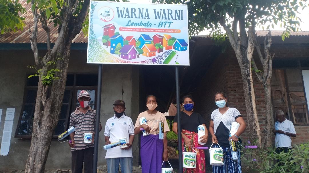 Penyaluran cat untuk program Warna Warni Lembata.
