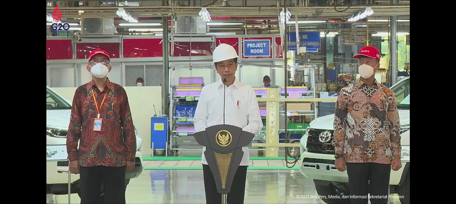 Presiden Joko Widodo (tengah) lepas ekspor mobil