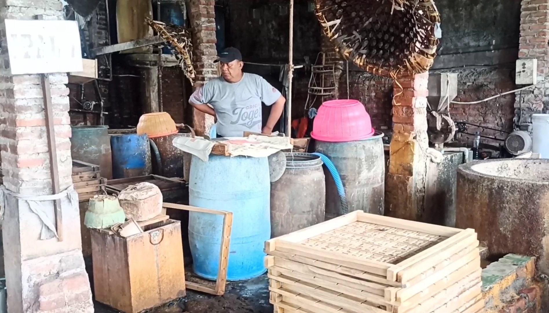 Perajin tahu tempe di Desa Sepande Kecamatan Candi, Sidoarjo, Jawa Timur menghentikan produksi selama tiga hari akibat mahalnya kedelai.