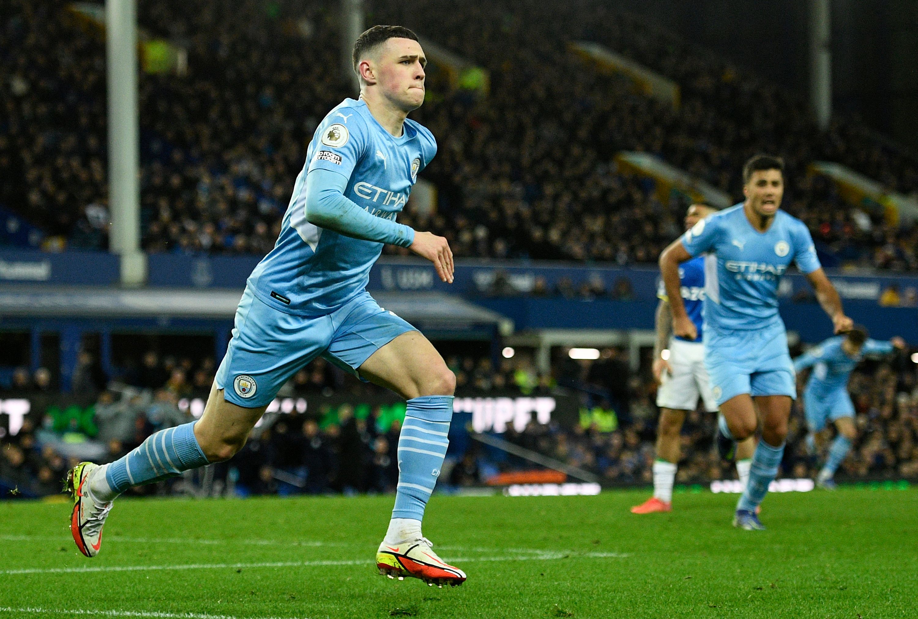 Gelandang Manchester City Phil Foden melakukan selebrasi usai mencetak gol ke gawang Everton di laga Liga Primer Inggris.