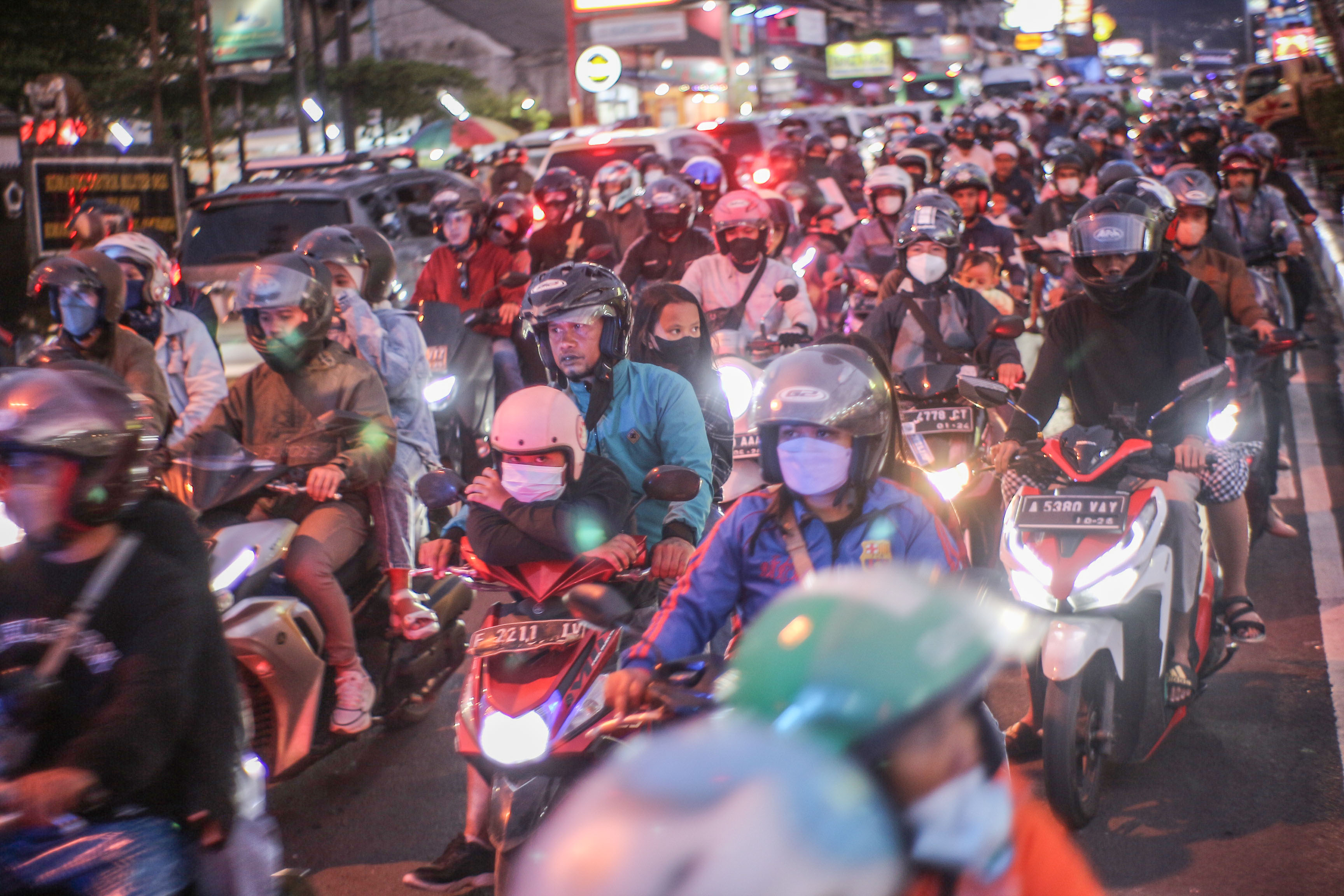 Sejumlah pengendara antre di jalur wisata Puncak, Cisarua, Kabupaten Bogor, Jawa Barat, kemarin.