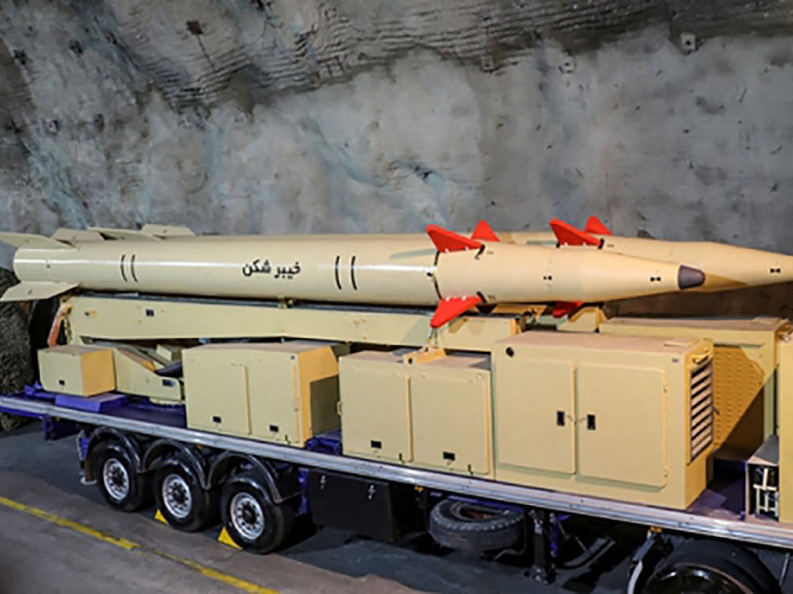 Foto pada 9 Februari 2022 oleh situs resmi IRGC Sepahnews menunjukkan rudal permukaan-ke-permukaan ditampilkan di lokasi yang dirahasiakan. 