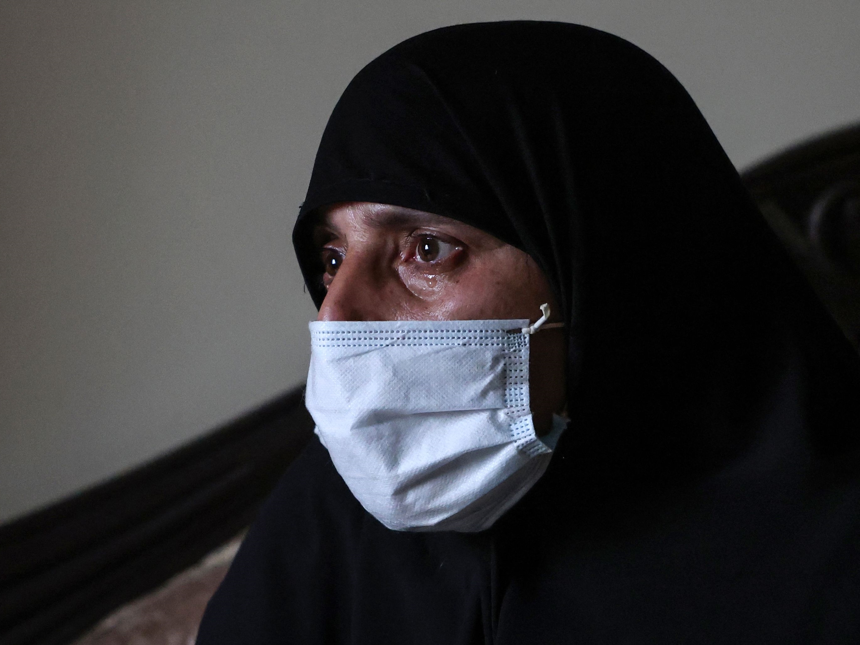 Ibu Omar Seif yang menghilang dari kota Libanon utara di lingkungan Wadi al-Nahle, Libanon, menangis ketika dia duduk di ruang tamunya.