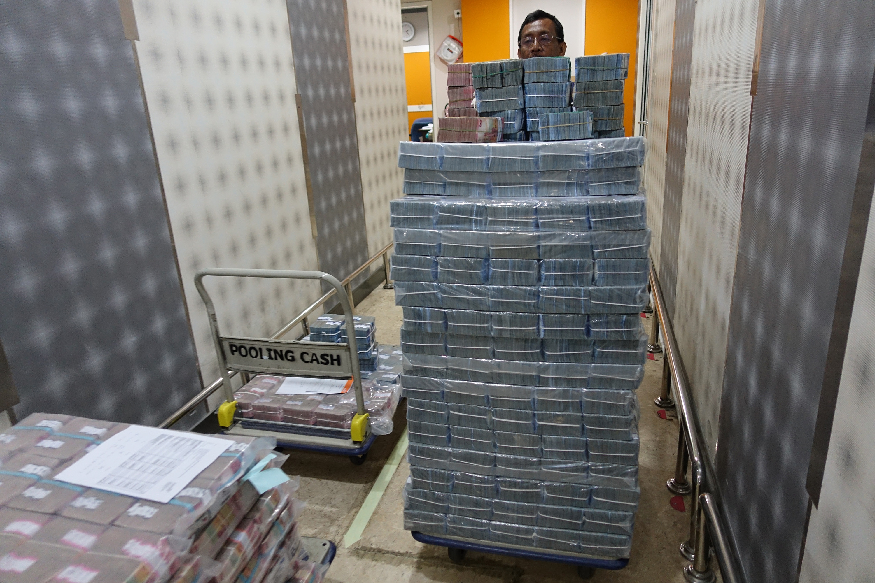  Pekerja membawa uang rupiah di cash center Bank Mandiri, Jakarta, Selasa (27/9).