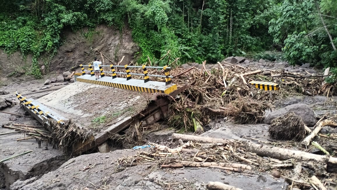 Jembatan Ojo Ubi Kecil ambruk seusai hujan deras semalaman di Kabupaten Sikka, membuat akses dua desa di Kecamatan Palue terputus, Selasa ( 