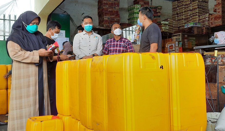  Tim Pengendali Inflasi Daerah Cianjur, Jawa Barat, melakukan sidak ke distributor dan agen minyak goreng, Selasa (22/2).  
