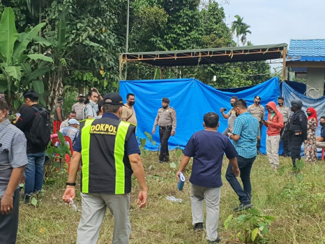 Proses penggalian makam diduga korban kekerasan di kerangkeng manusia milik Bupati Langkat nonaktif, Sabtu (12/2).