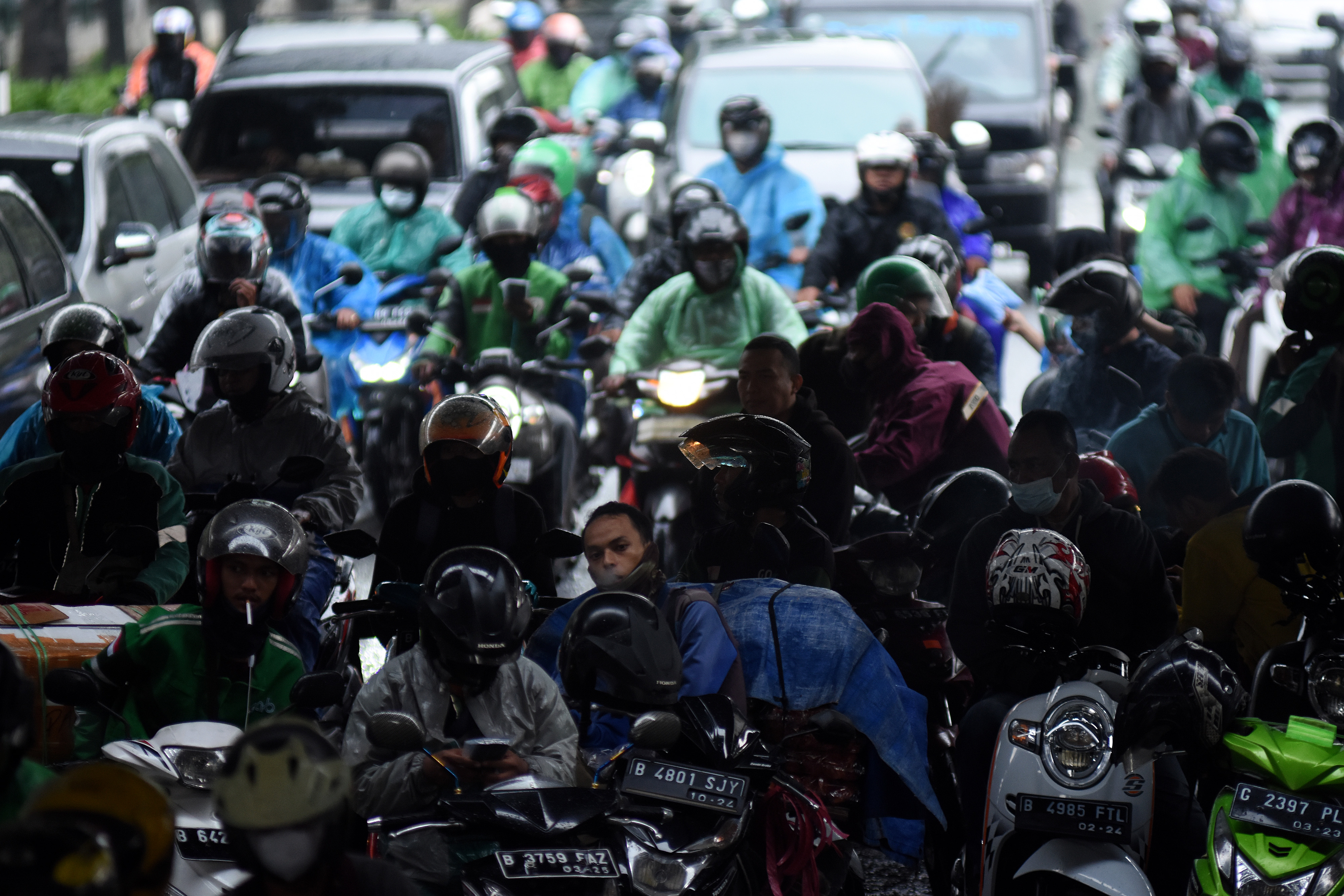 Sejumlah pengendara sepeda motor berteduh di bawah flyover Jalan TB Simatupang, Jakarta.