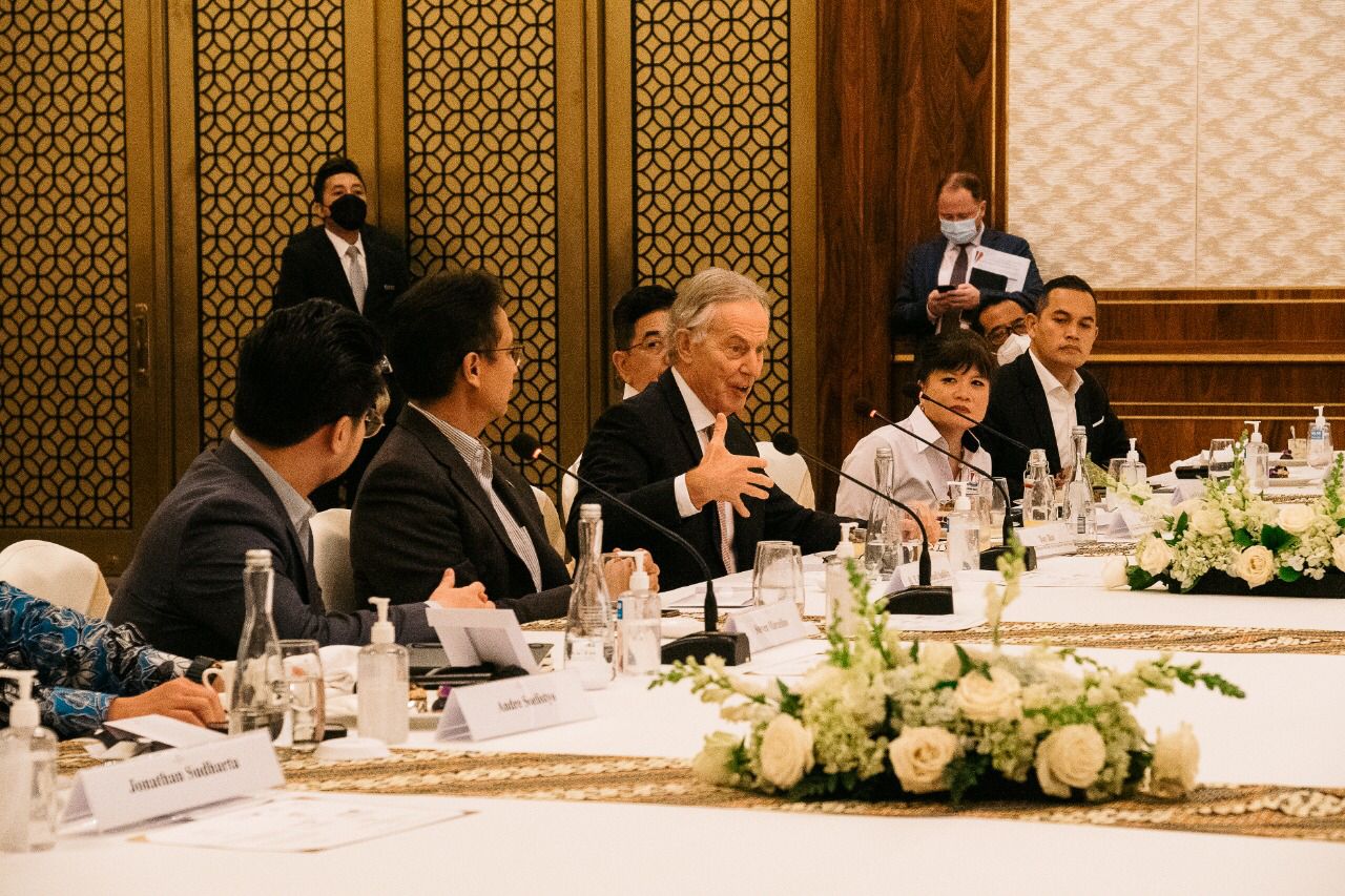 Mantan PM Inggris Tony Blair (tengah) bergabung dengan International Advocacy Caucus B20 Indonesia.