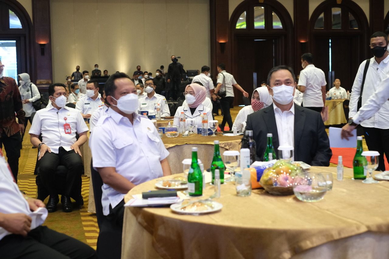 Mendagri Tito Karnavian bersama Founder ESQ Leadership Center Ary Ginanjar Agustian dalam Acara 