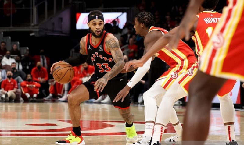 Pebasket Toronto Raptors Gary Trent Jr. (kiri) menguasai bola dikawal pemain Atlanta Hawks Delon Wright dalam gim lanjutan NBA.