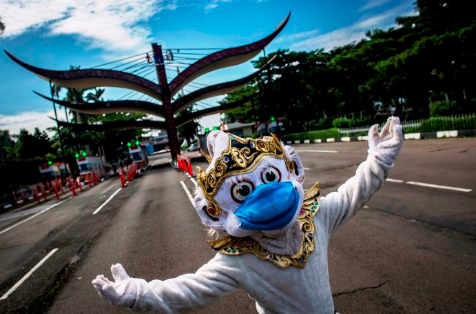 Tokoh pewayangan kera putih Hanoman bermasker saat berlangsungnya simulasi normal baru di TMII, Jakarta, Kamis (4/5/2020). 
