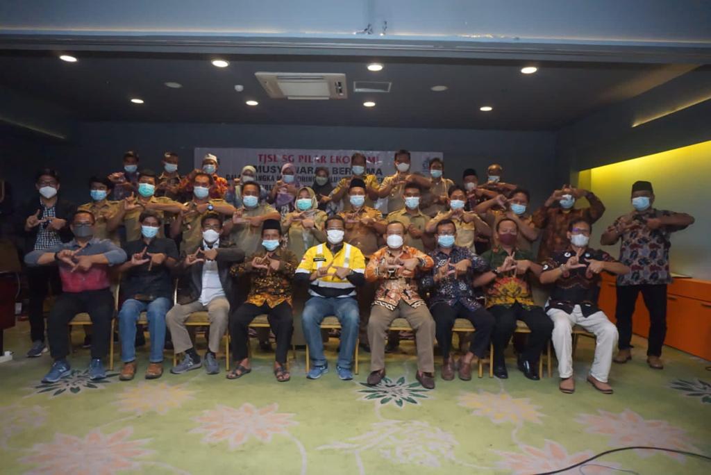 Para kepala desa penerima bantuan dari Semen Gresik berfoto bersama