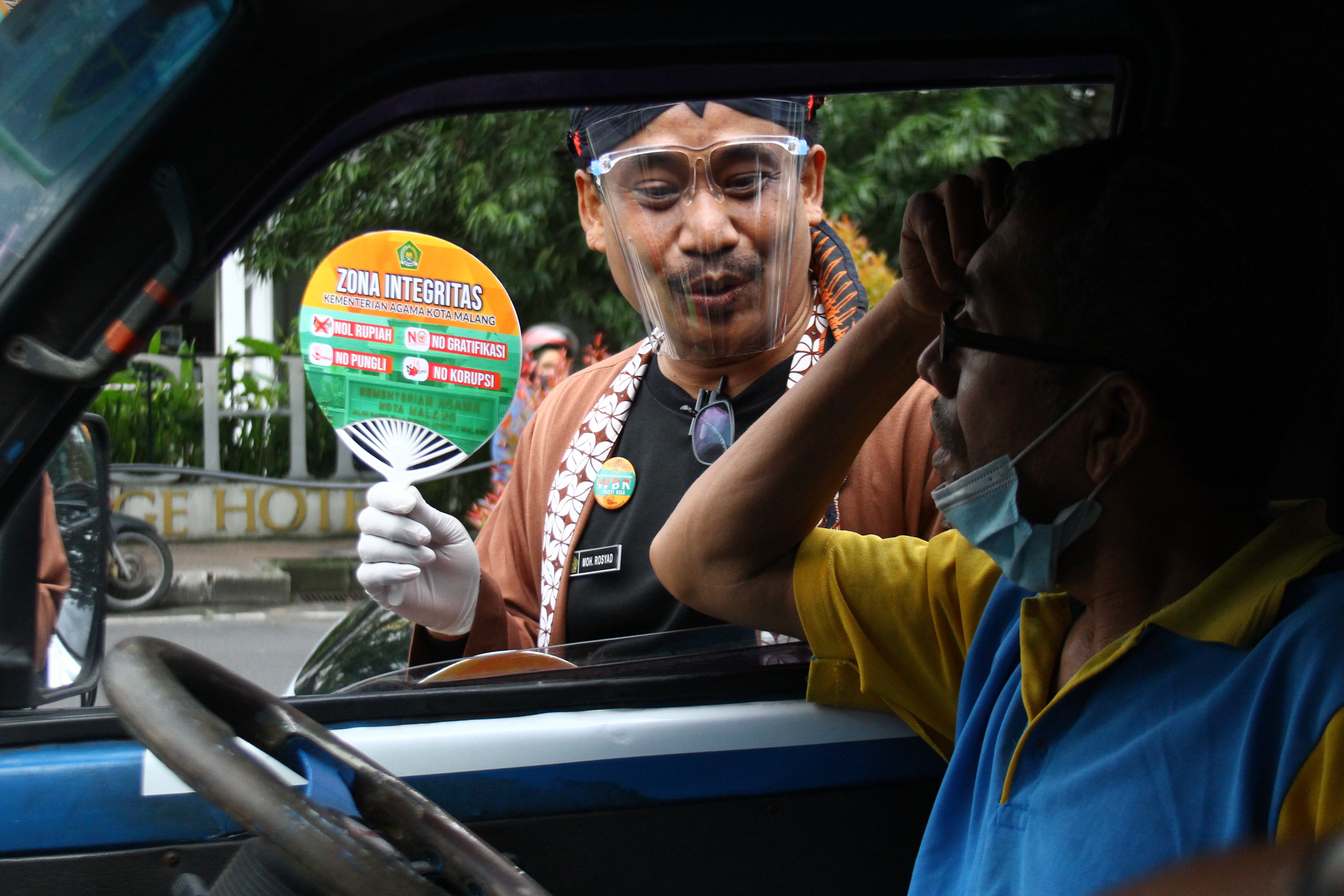 SOSIALISASI PAGAR NIKAH: Petugas KUA melakukan sosialisasi pelayanan pernikahan di KUA yang bersih, efektif dan transparan.