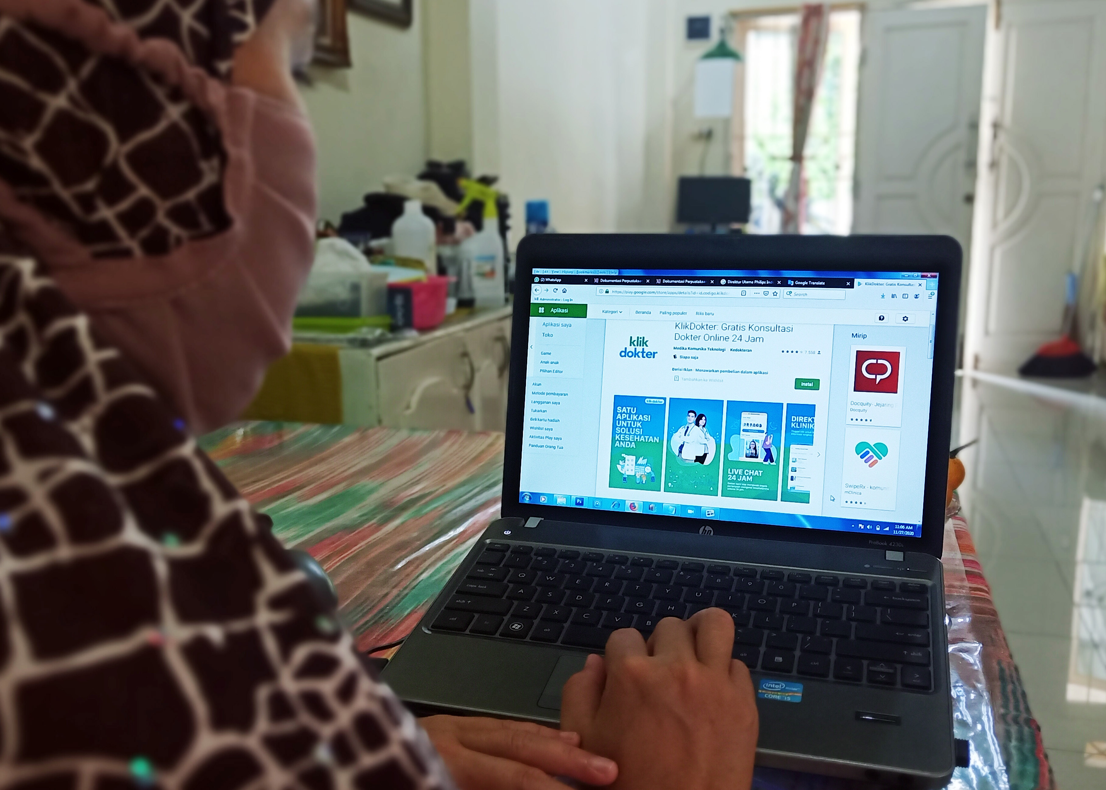 Seorang ibu rumah tangga membuka aplikasi Klikdokter melalui laptopnya untuk berkonsultasi dengan dokter, di Depok.