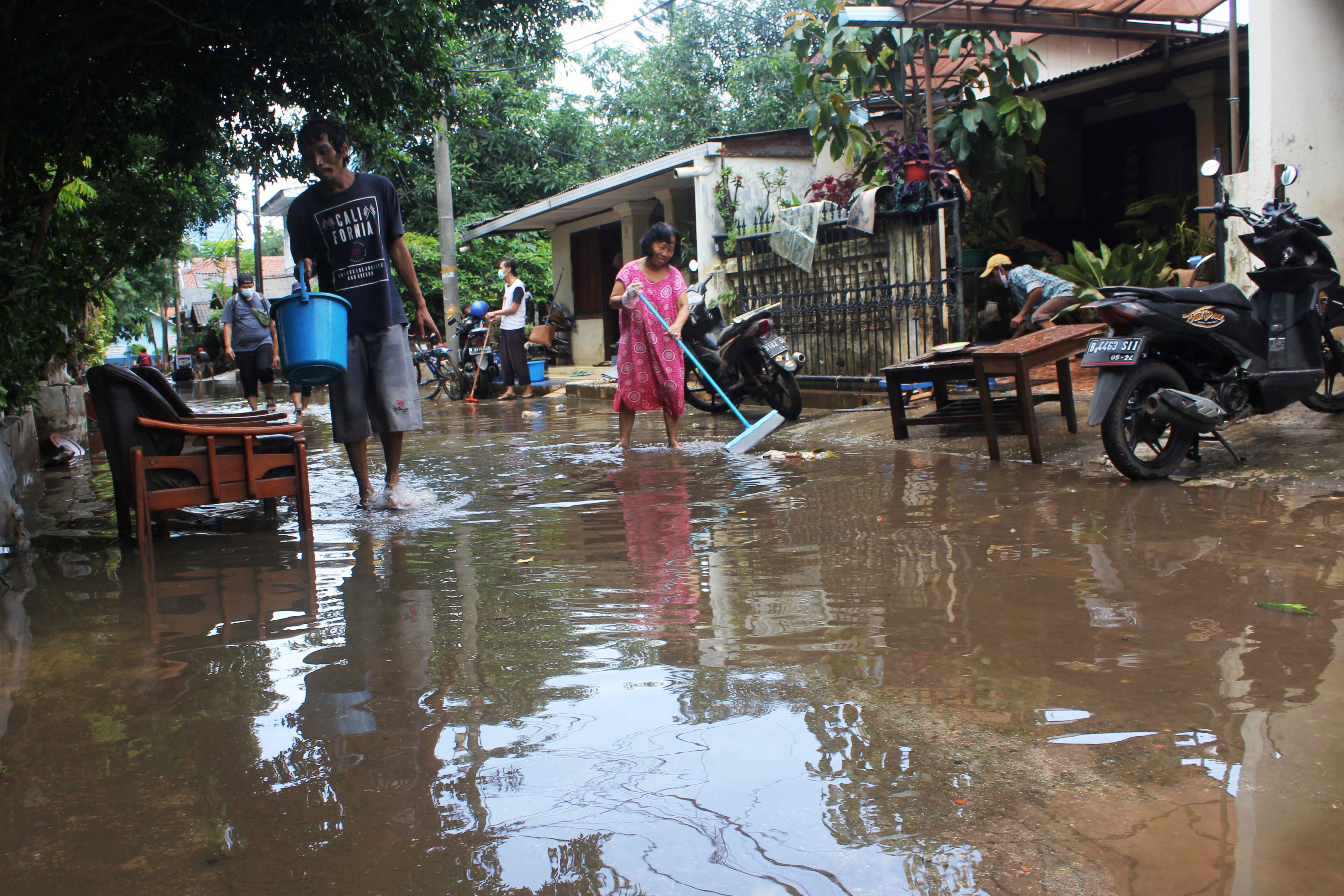 Warga di Perumahan Pondok Jaya, Jakarta Selatan, Minggu (21/2), bersih-bersih seusai dilanda banjir besar. 
