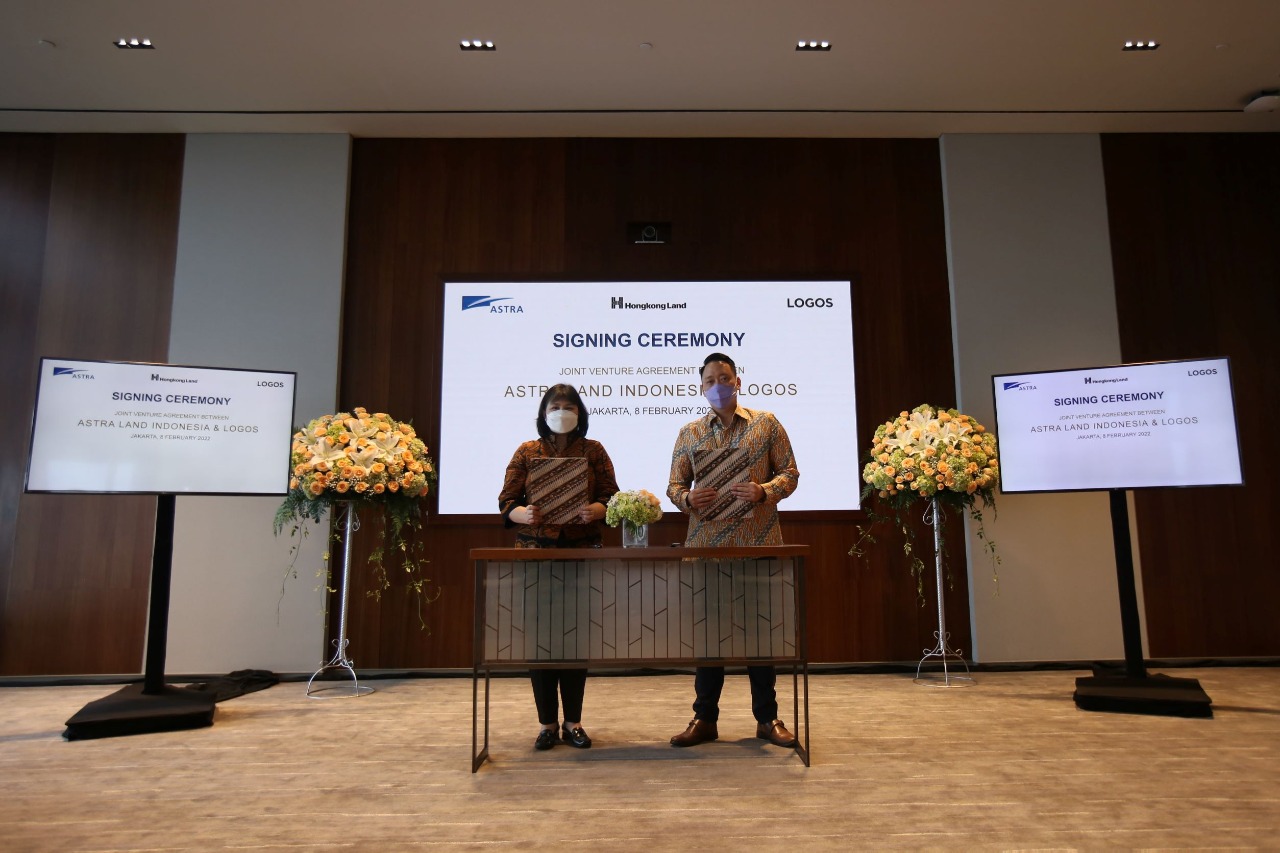 Vice President Director Astra Property Nilawati Irjani (kiri) dan Head of Indonesia Logos Vincent Sjahbana (kanan) usai penandatanganan. 