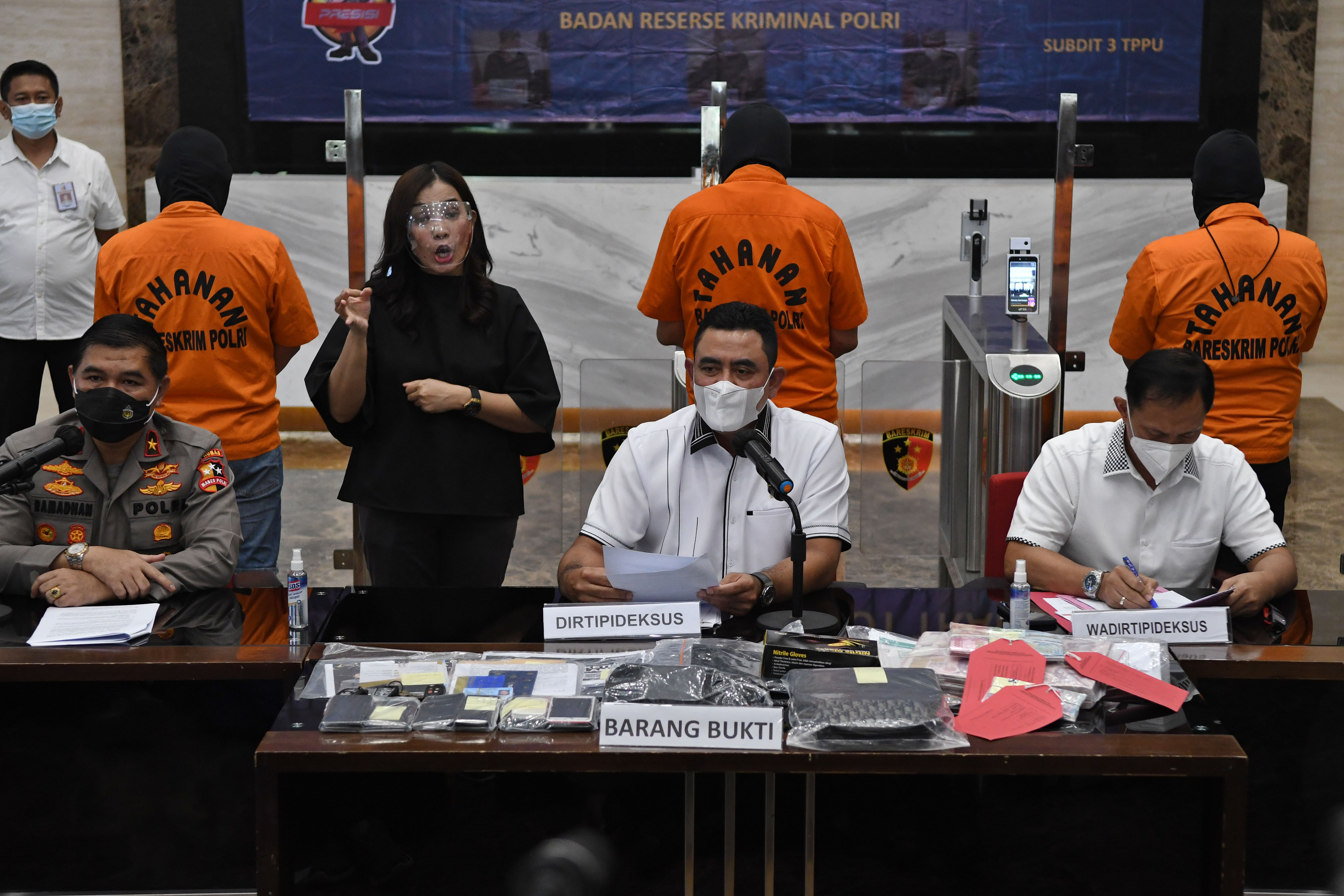 Dirtipideksus Bareskrim Polri Brigjen Pol Whisnu Hermawan (tengah) menjelaskan kasus penipuan investasi robot trading Viral Blast Global.