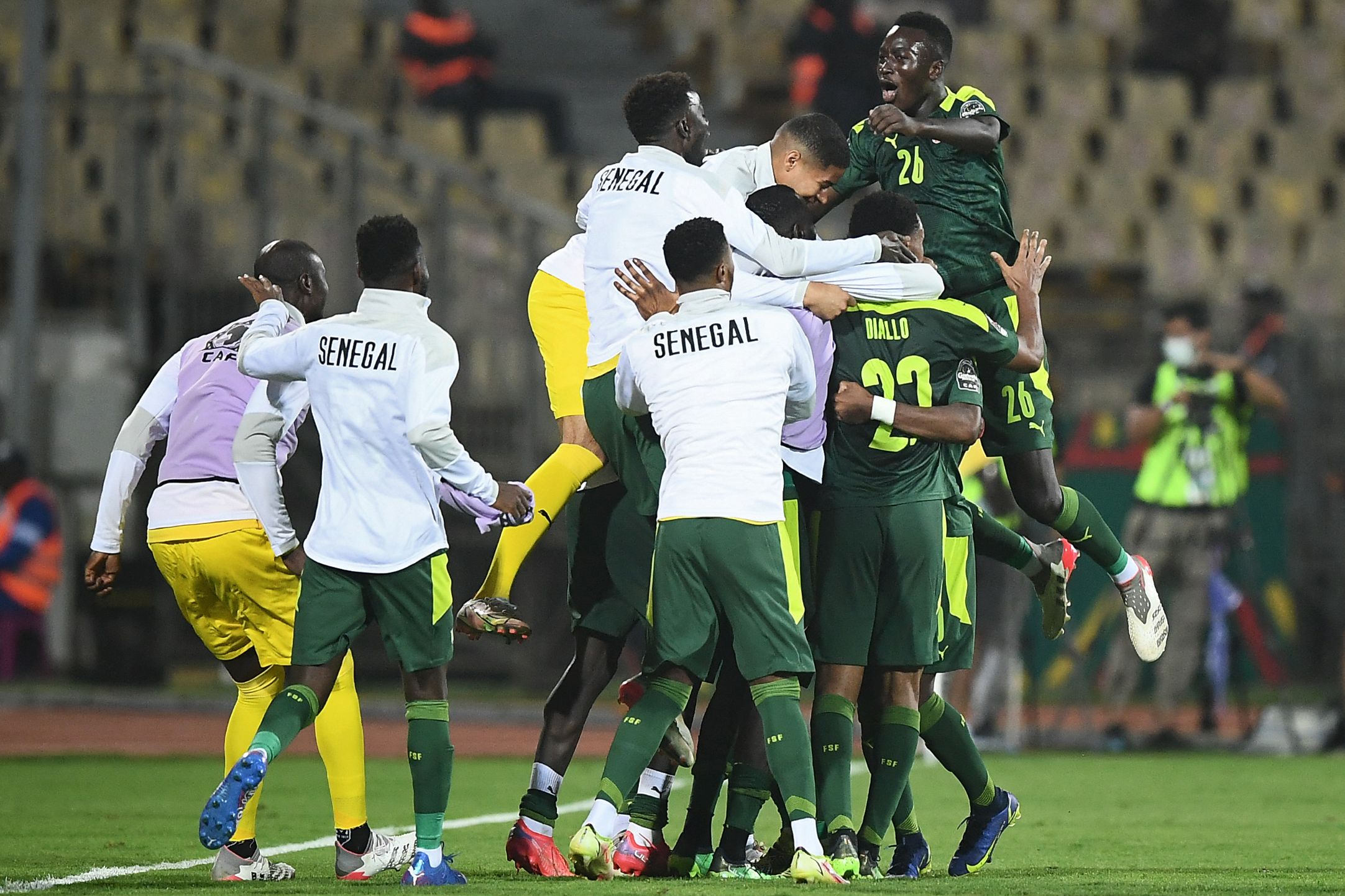 Para pemain Senegal melakukan selebrasi usai mencetak gol ke gawang Burkina Faso di laga semifinal Piala Afrika.