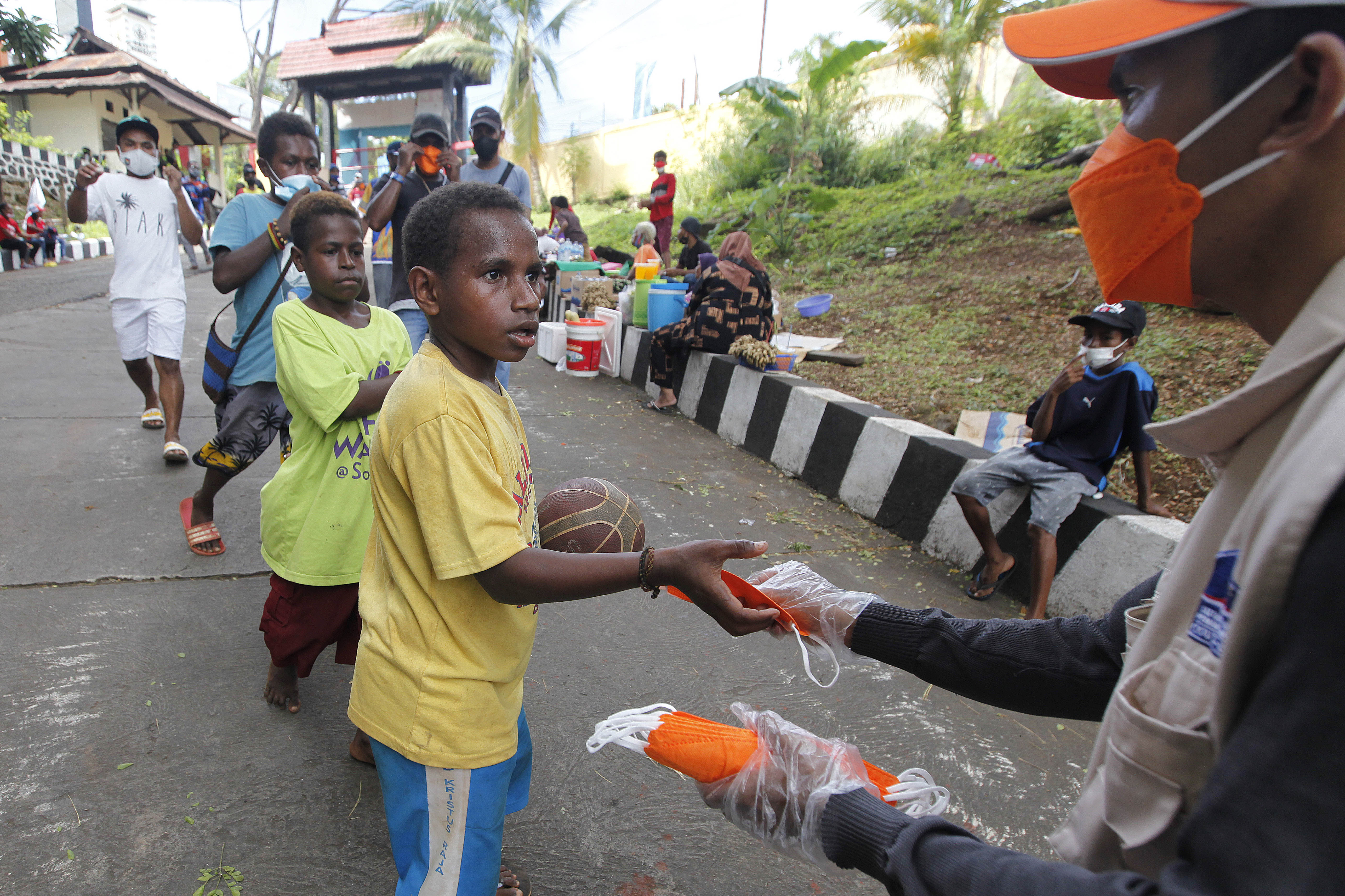 Ilustrasi pembagian masker