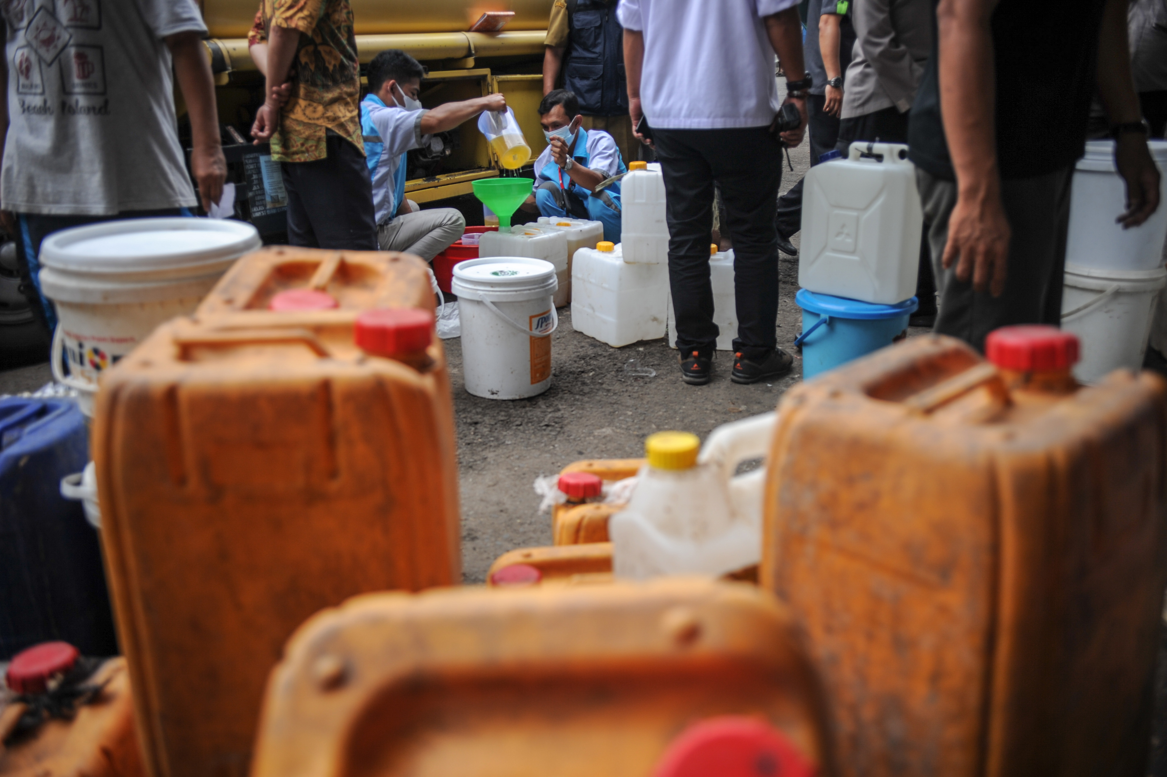 Ilustrasi pedagang saat antre untuk mendapatkan pasokan minyak goreng.