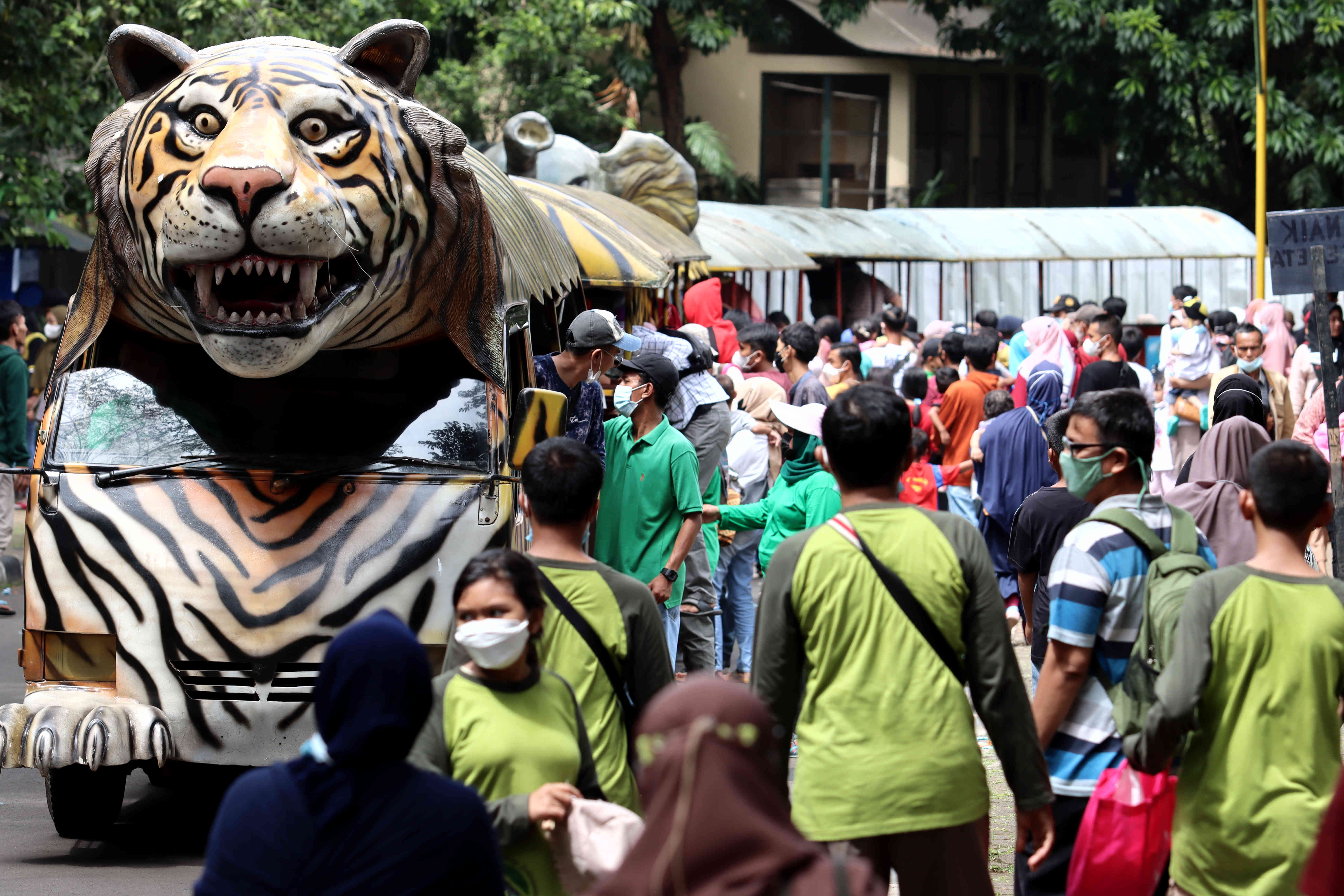 Warga mengunjungi Taman Margasatwa Ragunan (TMR), Jakarta.