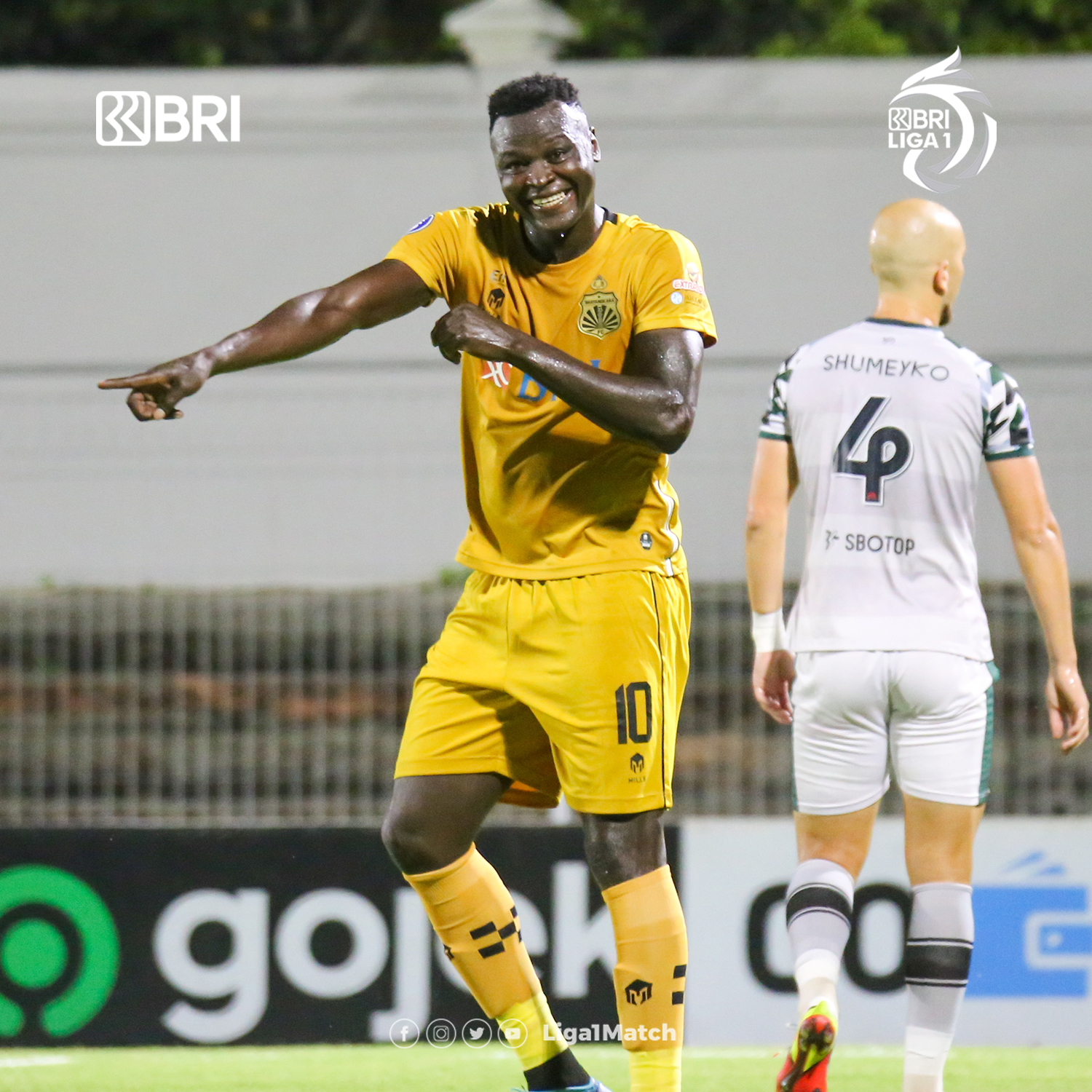 Ezechiel Ndouasel merayakan gol ke gawang Persikabo