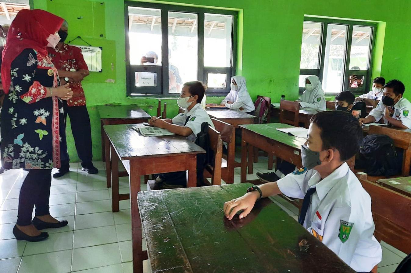 Bupati Klaten Sri Mulyani (kiri) saat memantau PTM terbatas 50% di SMPN 6 Klaten.