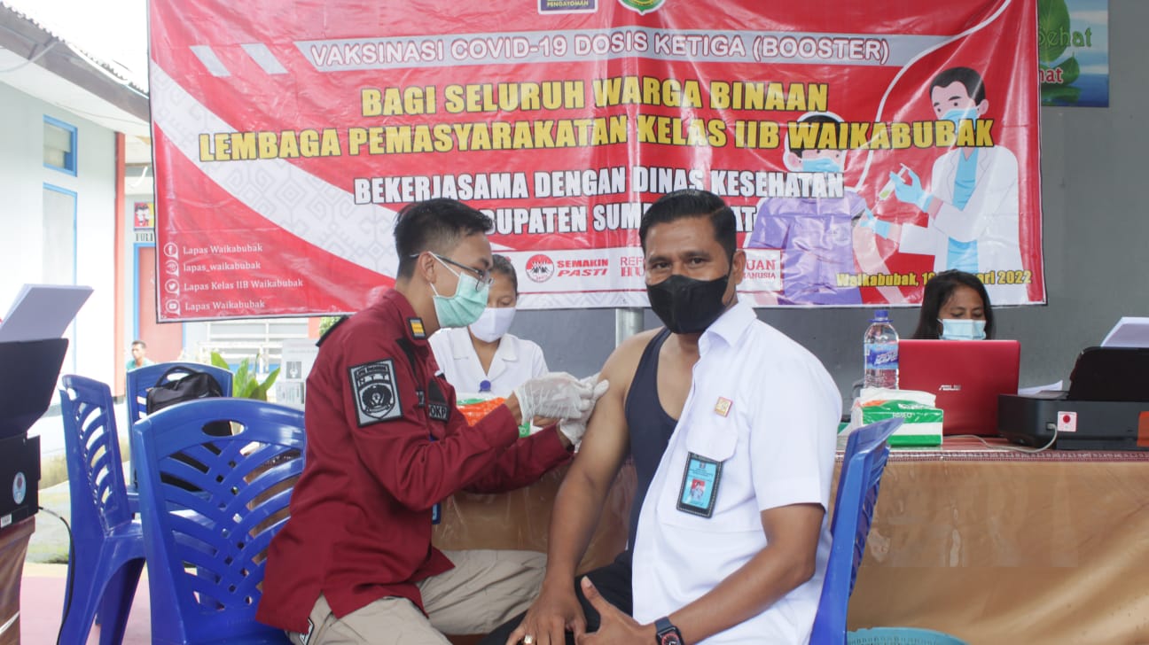 LP Kelas IIB Waikabubak, Sumba, NTT menyelenggarakan vaksinasi booster covid-19 untuk para pegawai dan warga binaan, Rabu (16/2)