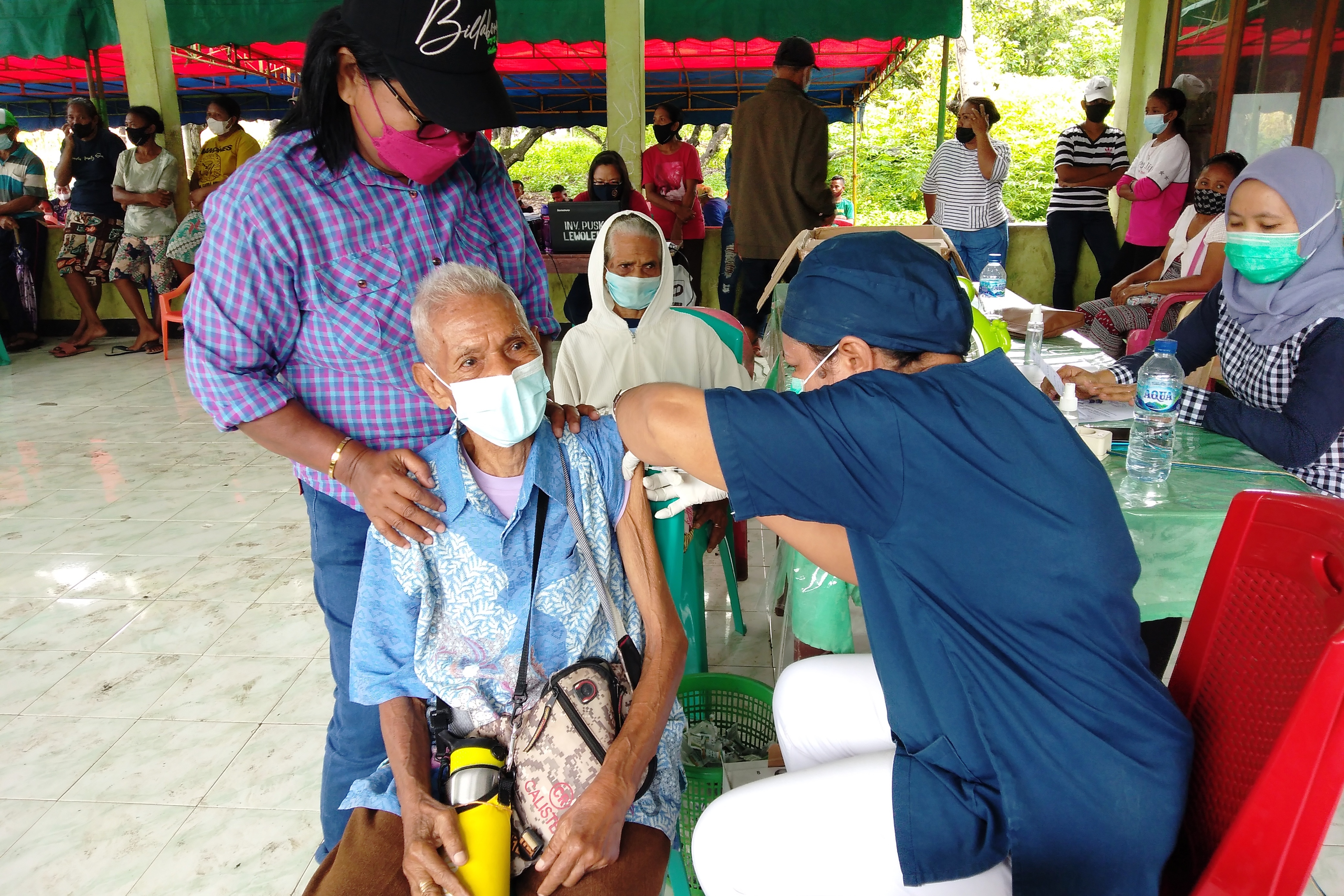  Vaksinasi Lansia Di Lembata, Selasa (22/2/2022).