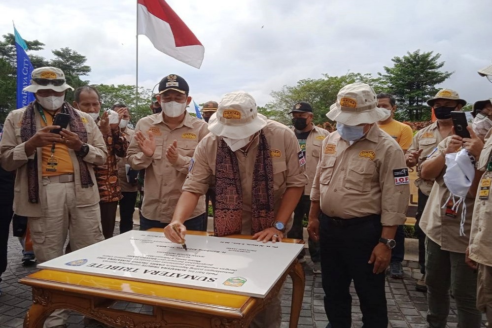 Ketua Umum IMI Bambang Soesatyo meneken prasasti pelepasan Touring Sumatera Tribute 2022 dari Kabupaten Muarojambi, Jambi, Minggu (6/2).
