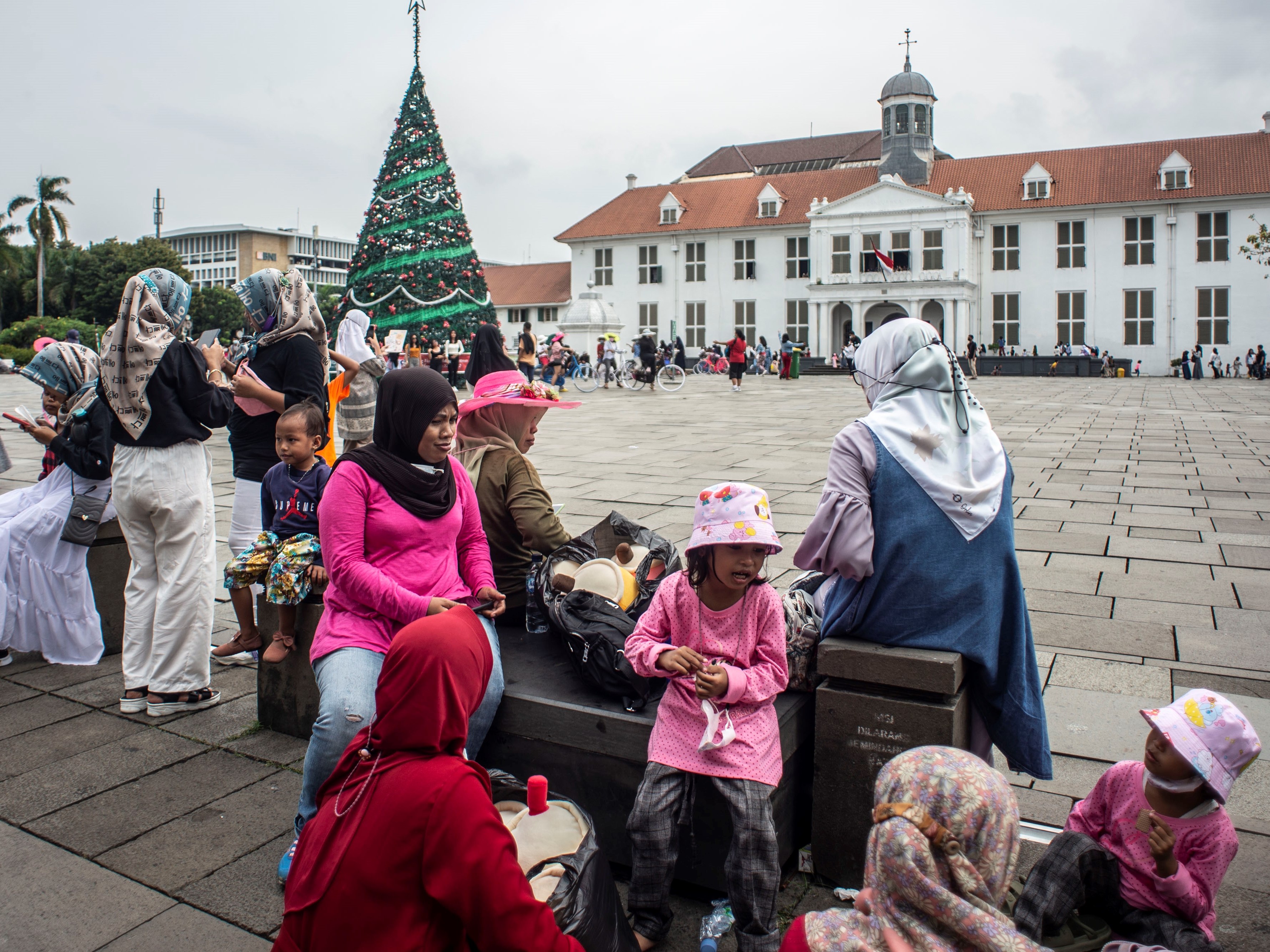  Pengunjung berwisata di Museum Sejarah Jakarta, kompleks Kota Tua, Jakarta, Kamis (30/12/2021). 
