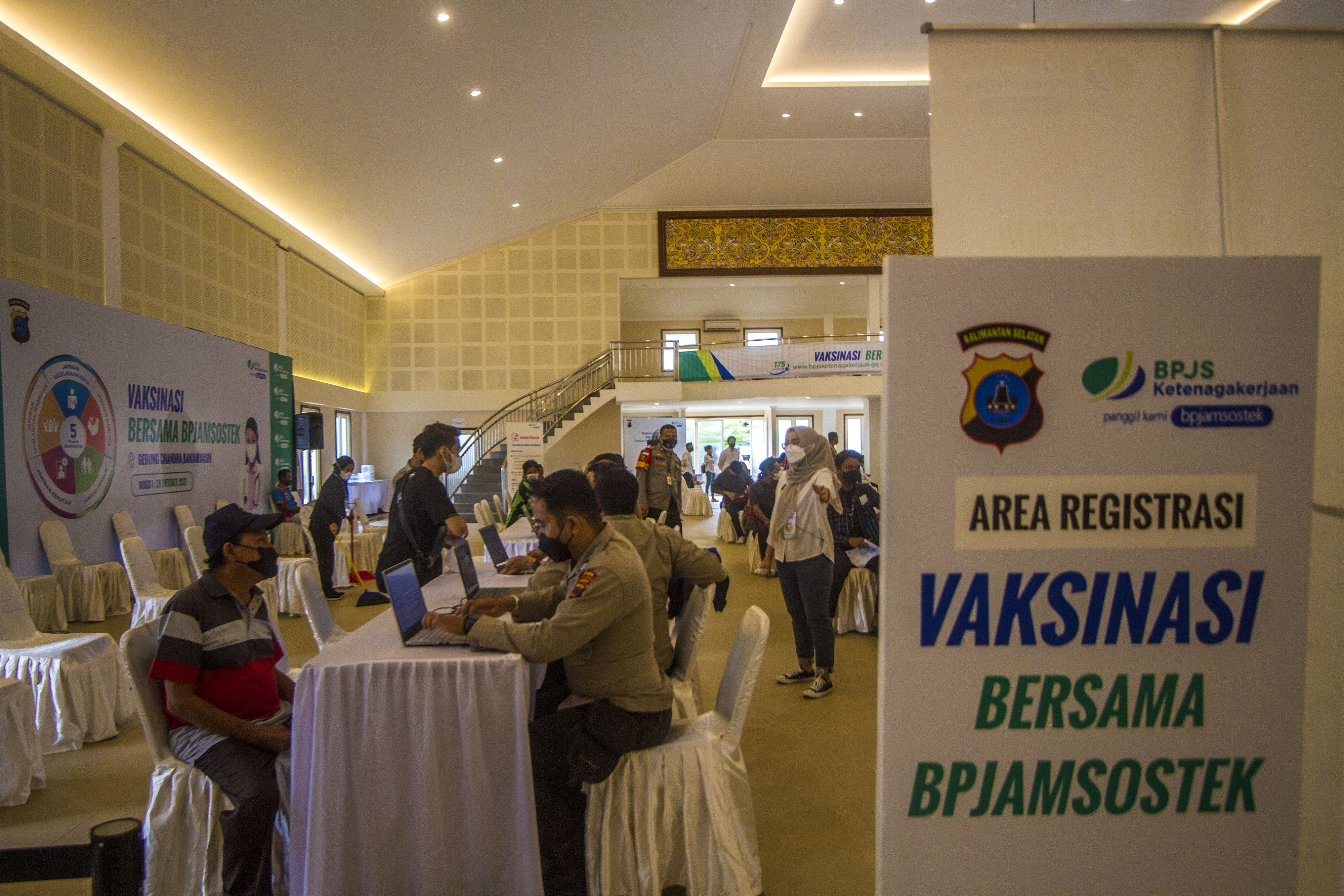  Warga melakukan registrasi saat Vaksinasi COVID-19 bersama BPJAMSOSTEK di Gedung Serbaguna Chandra, Banjarmasin, Kalimantan Selatan.