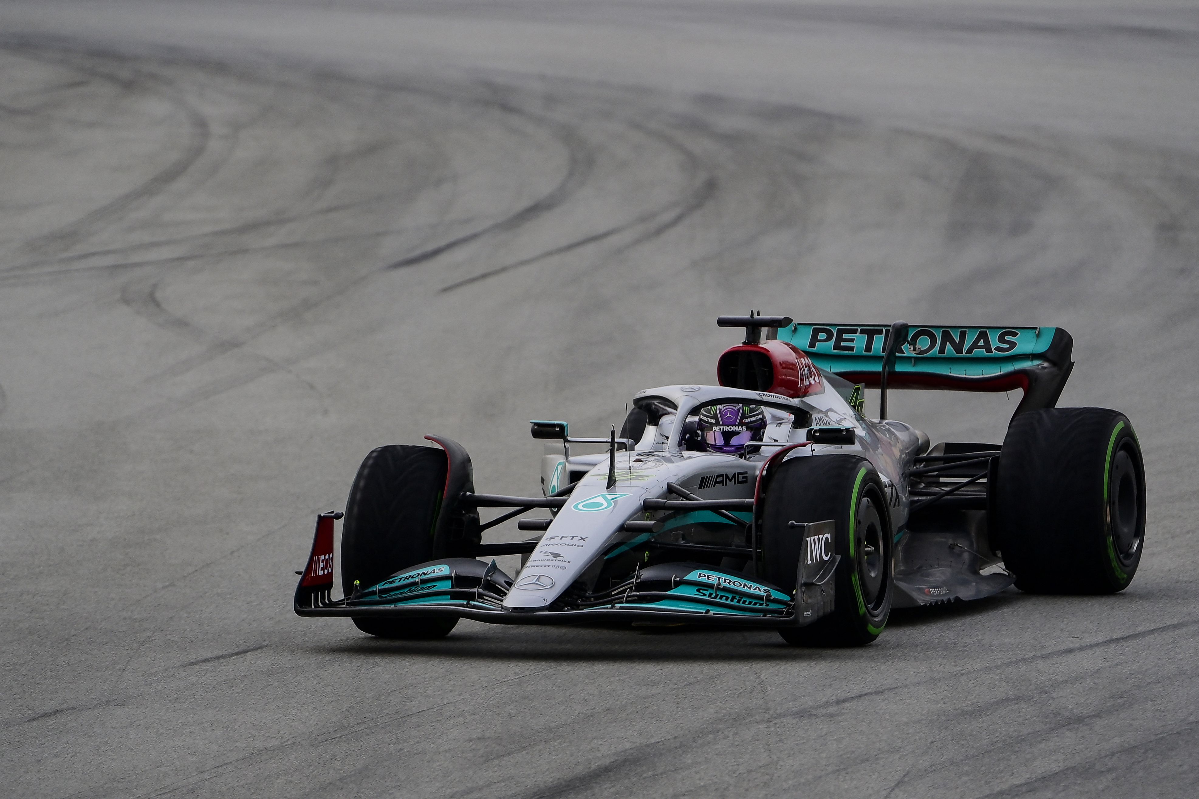  Pembalap tim Mercedes Lewis Hamilton memacu kendaraaan pada hari ketiga tes pramusim di Sirkuit de Barcelona-Catalunya.