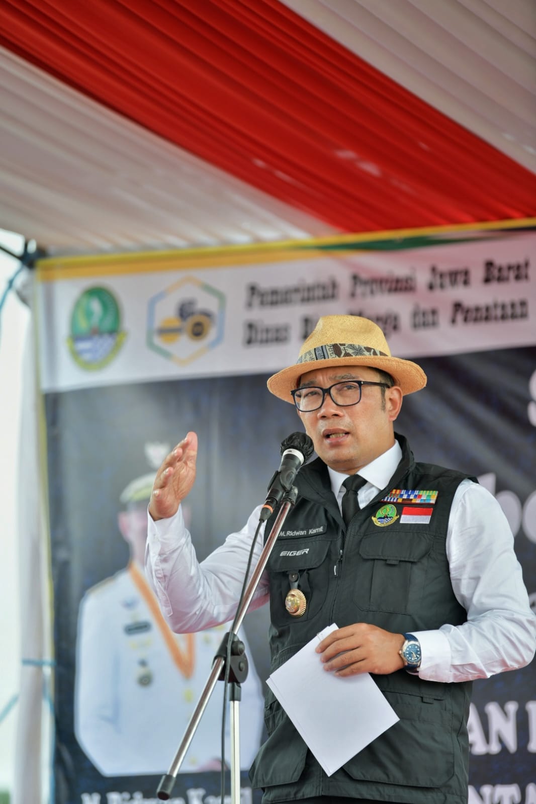 Gubernur Jawa Barat Ridwan Kamil saat meresmikan penataan jalan penghubung Jabar-Jateng