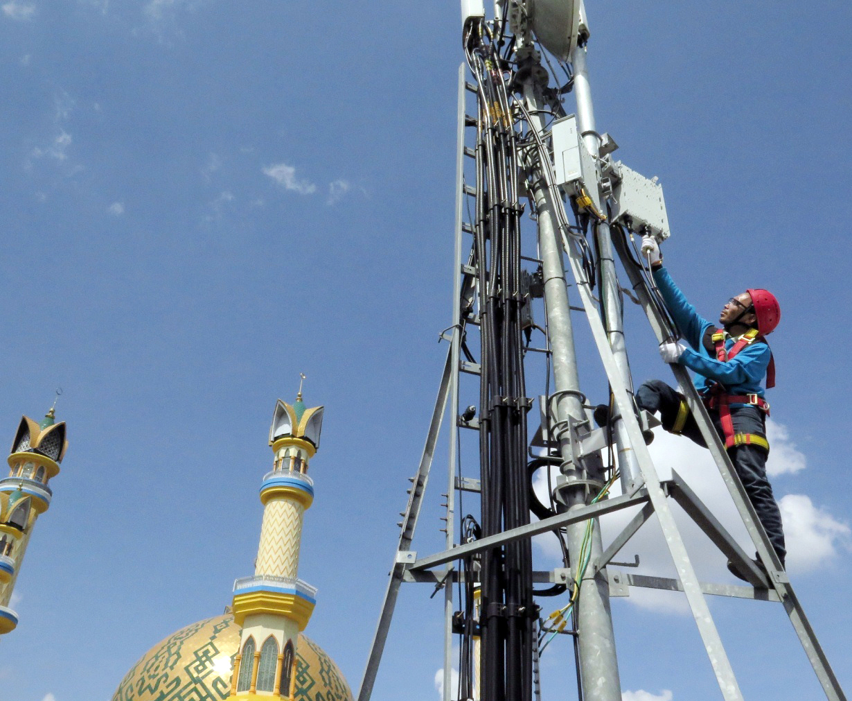Teknisi XL sedang melakukan pemeliharan pada salah satu perangkat BTS 4G di Kota Mataram, Nusa Tenggara Barat.