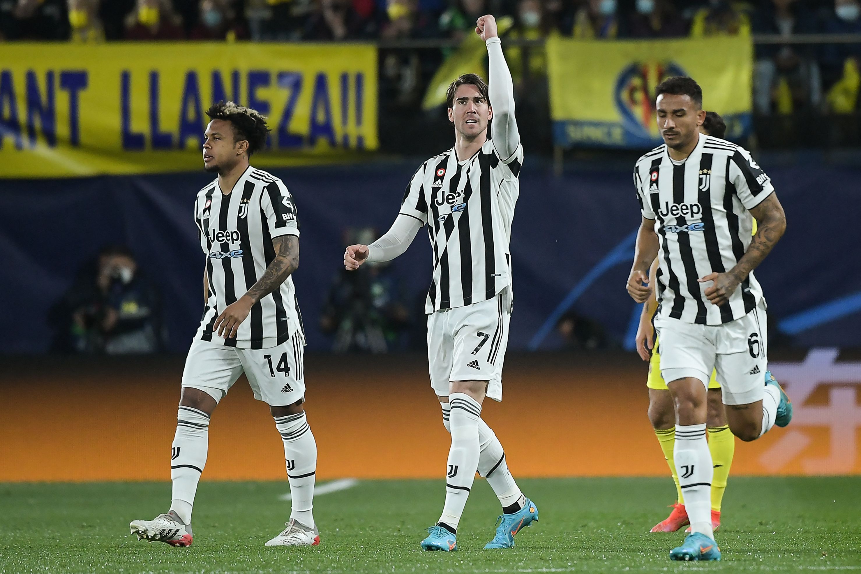 Penyerang Juventus Dusan Vlahovic (tengah) melakukan selebrasi usai mencetak gol ke gwaang Villarreal di laga Liga Champions.