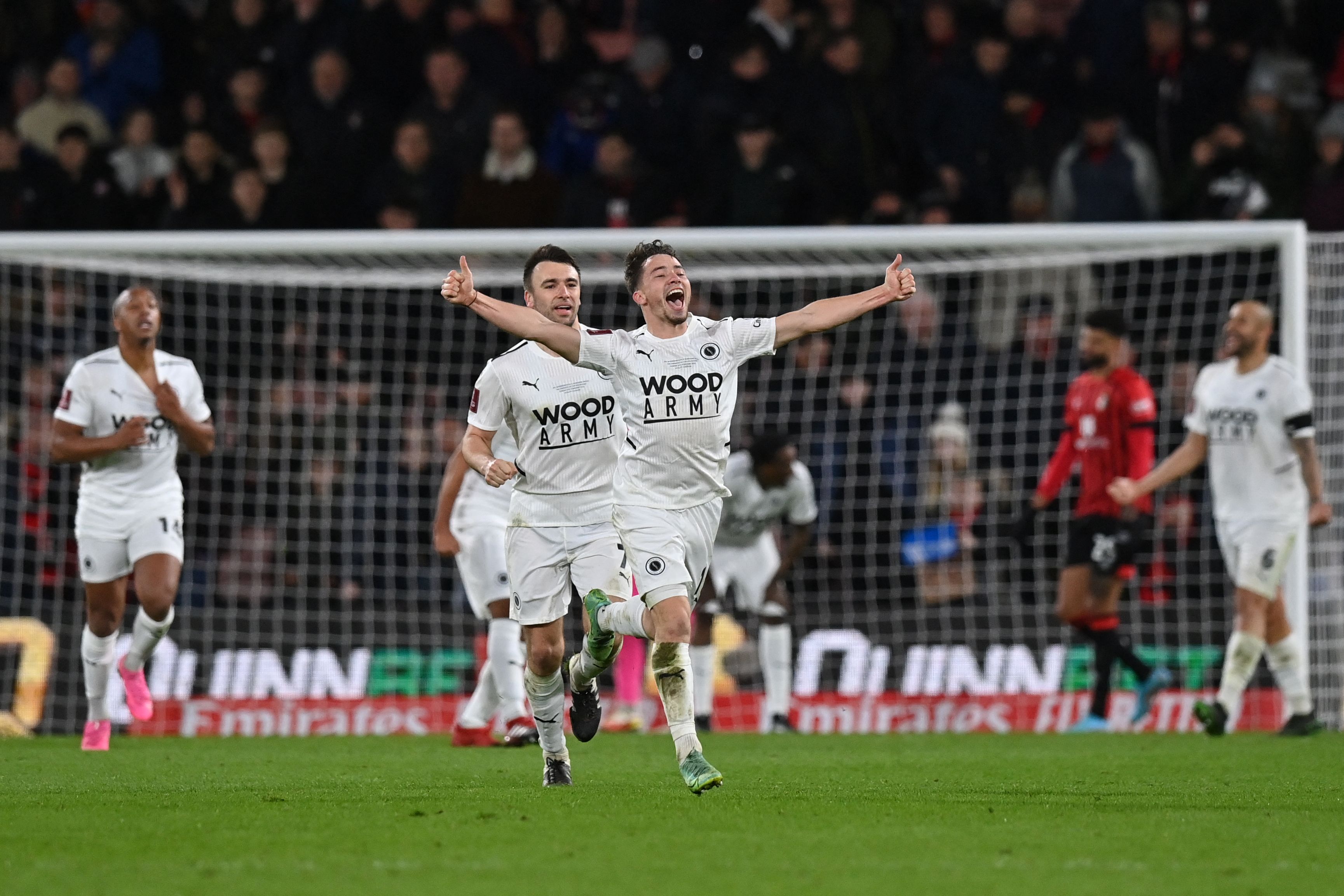 Pemain Boreham Wood melakukan selebrasi usai memastikan diri lolos ke babak 16 besar Piala FA setelah mengalahkan Bournemouth.