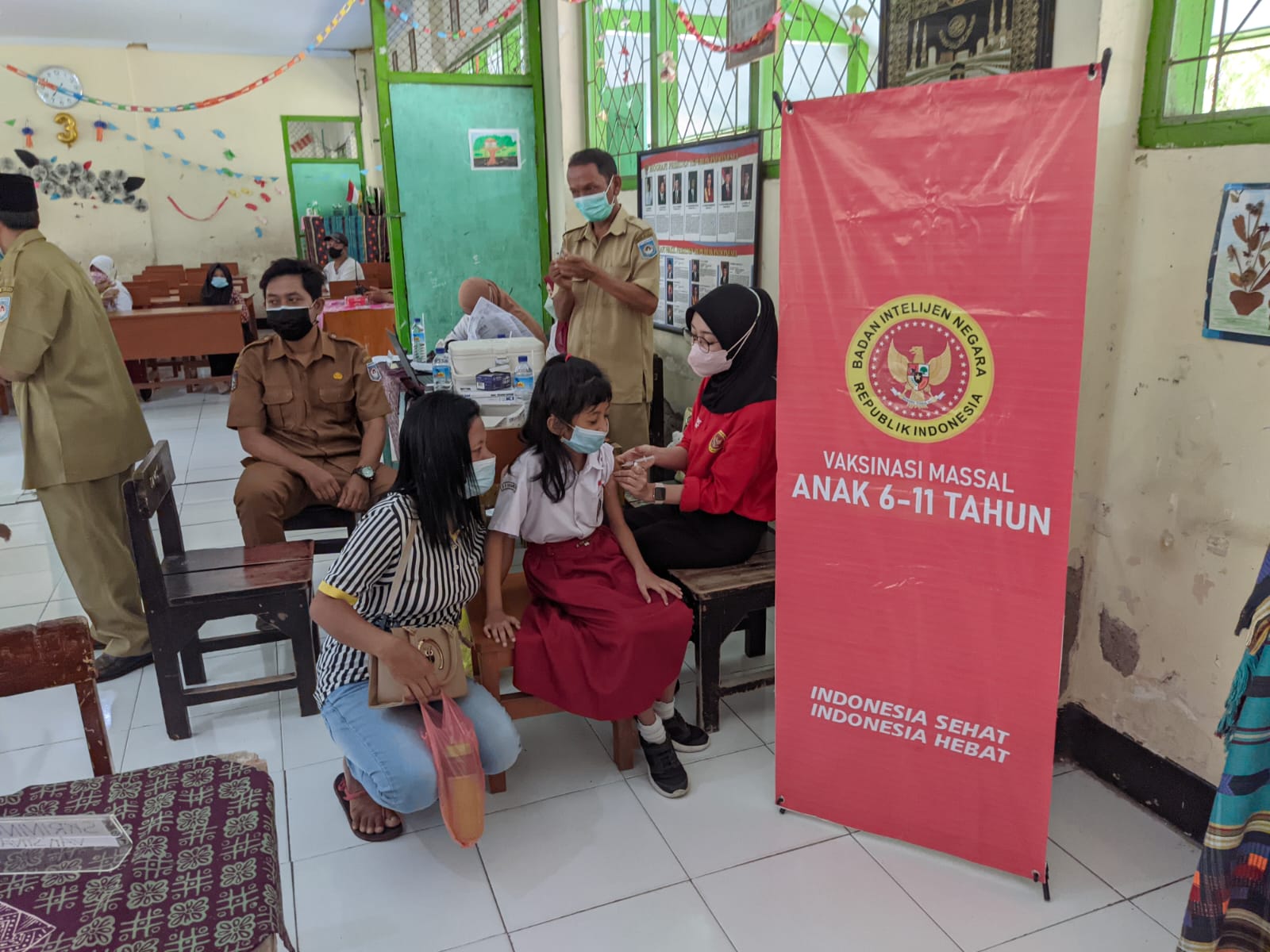 Binda Provinsi NTB lanjutkan program vaksinasi massal. Pemberian vaksin kali ini dilakukan di 8 kota/kabupaten dengan target 3.100 dosis