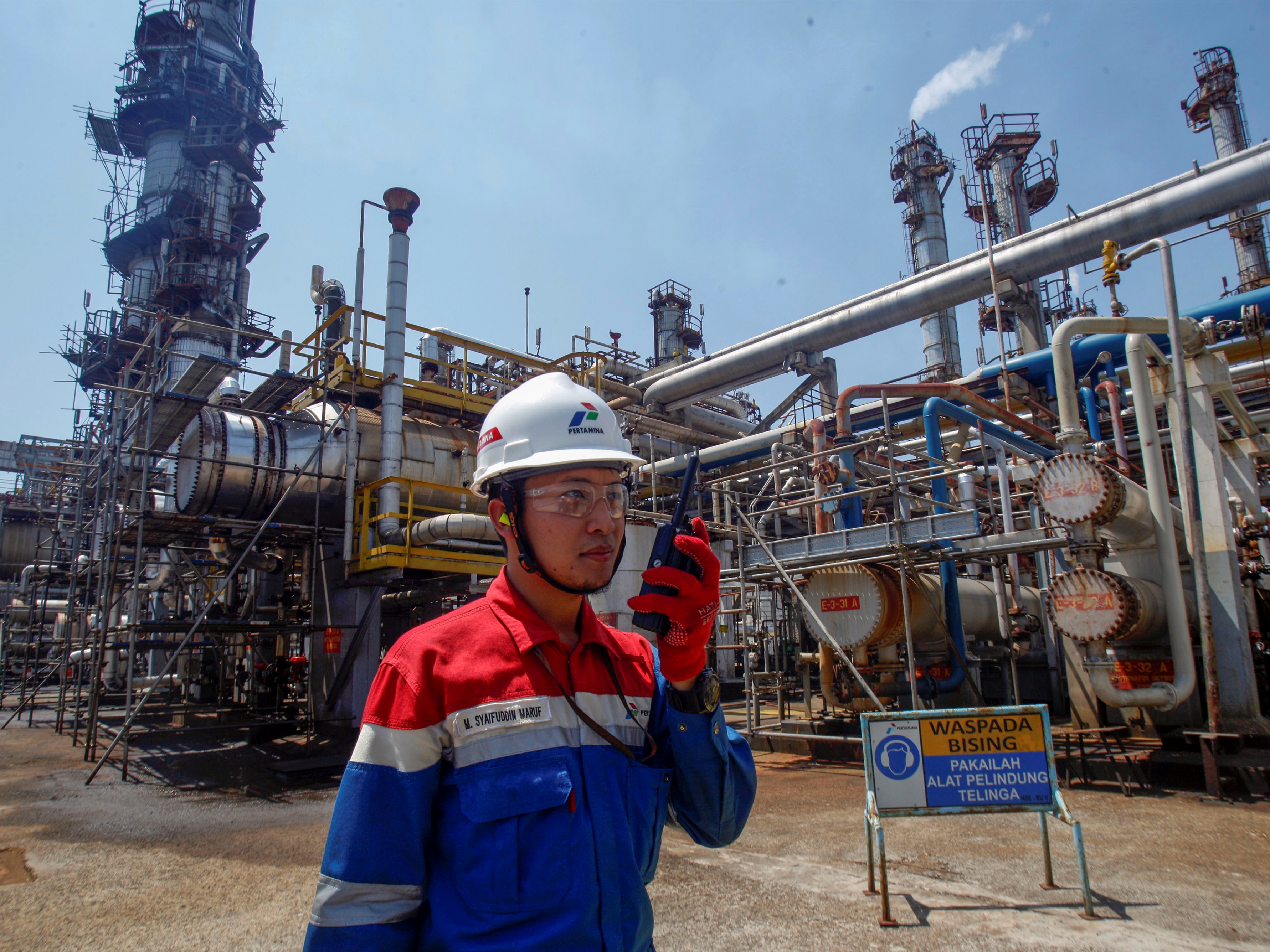 Petugas mengecek jaringan pipa minyak di kilang unit pengolahan (Refinery Unit) V, Balikpapan, Kalimantan Timur.