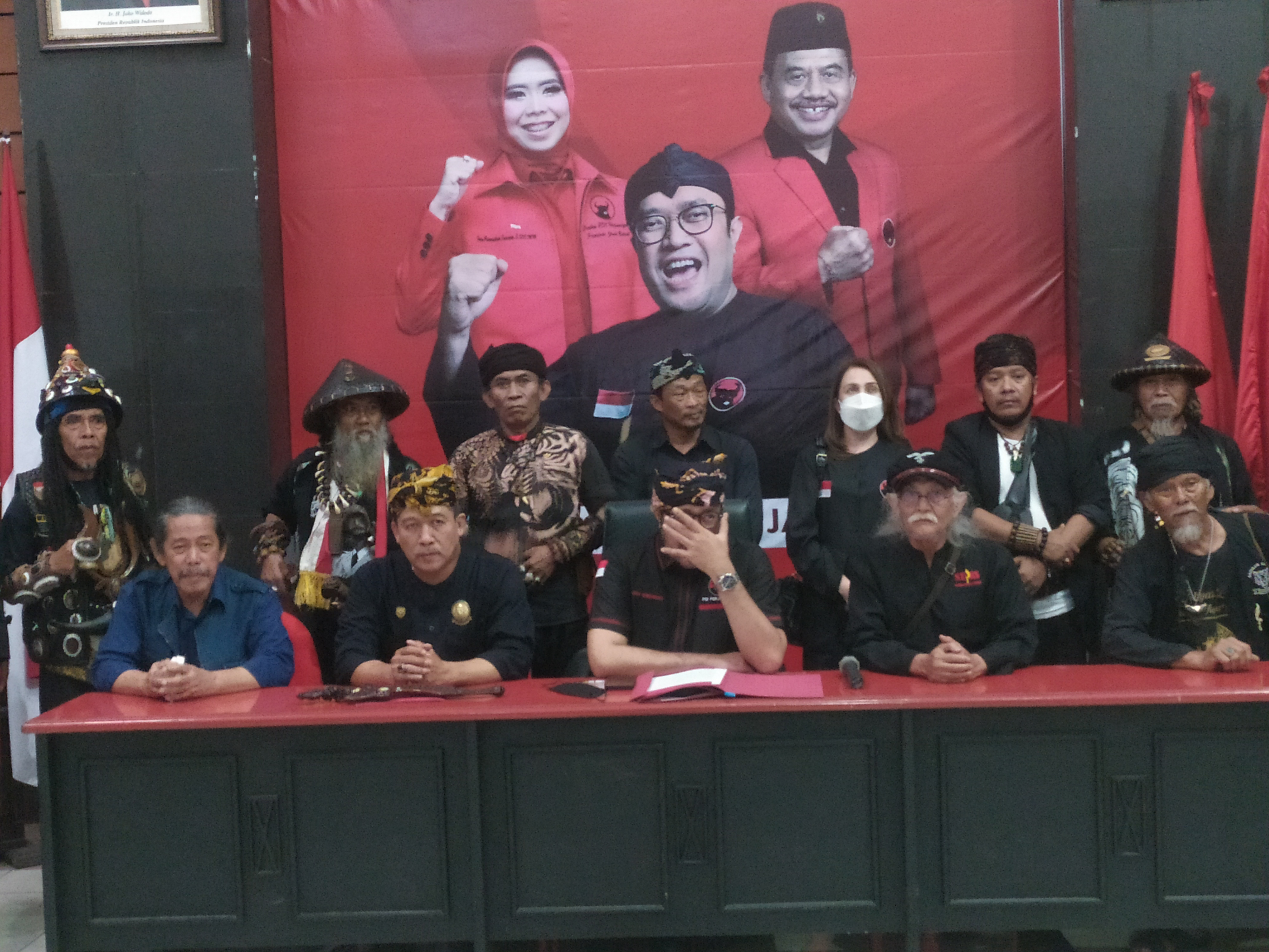 Para pegiat kebudayaan lokal Sunda saat mendatangi kantor PDIP Jawa Barat