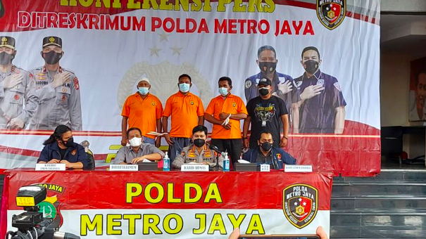 Polda Metro Jaya menghadirkan 3 tersangka kasus pengeroyokan terhadap Ketua Umum DPP Komite Nasional Pemuda Indonesia (KNPI) Haris Pertama.