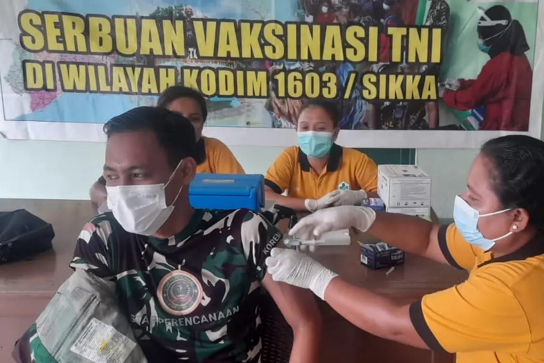 Vaksinasi Covid-19 di Kodim 1603/Sikka, NTT, Sabtu (2/2). 