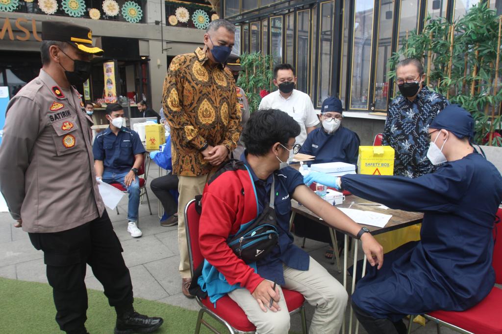 Vaksinasi di di Kawasan Lippo Cikarang.