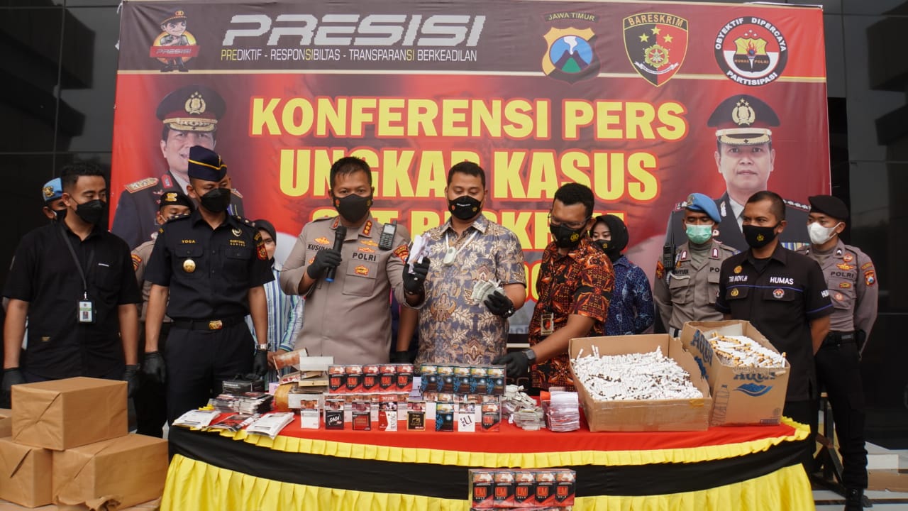 Konfrensi pers Polrestas Sidoarjo, Jatim terkait penggerebekan tempat pengepakan rokok ilegal. 