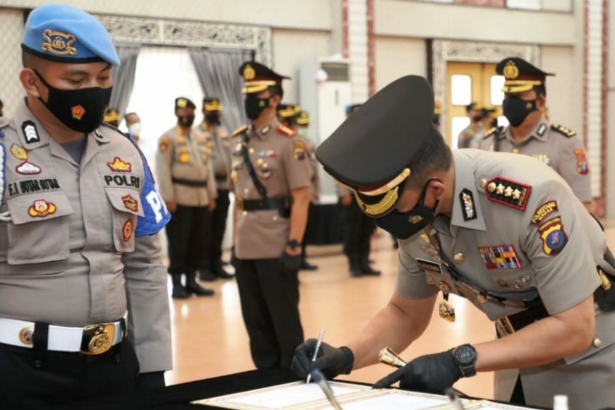 Acara pelantikan Kapolrestabes Medan dan Kapolres Batubara yang baru di Aula Tribrata Mapolda Sumut, Selasa (8/2).