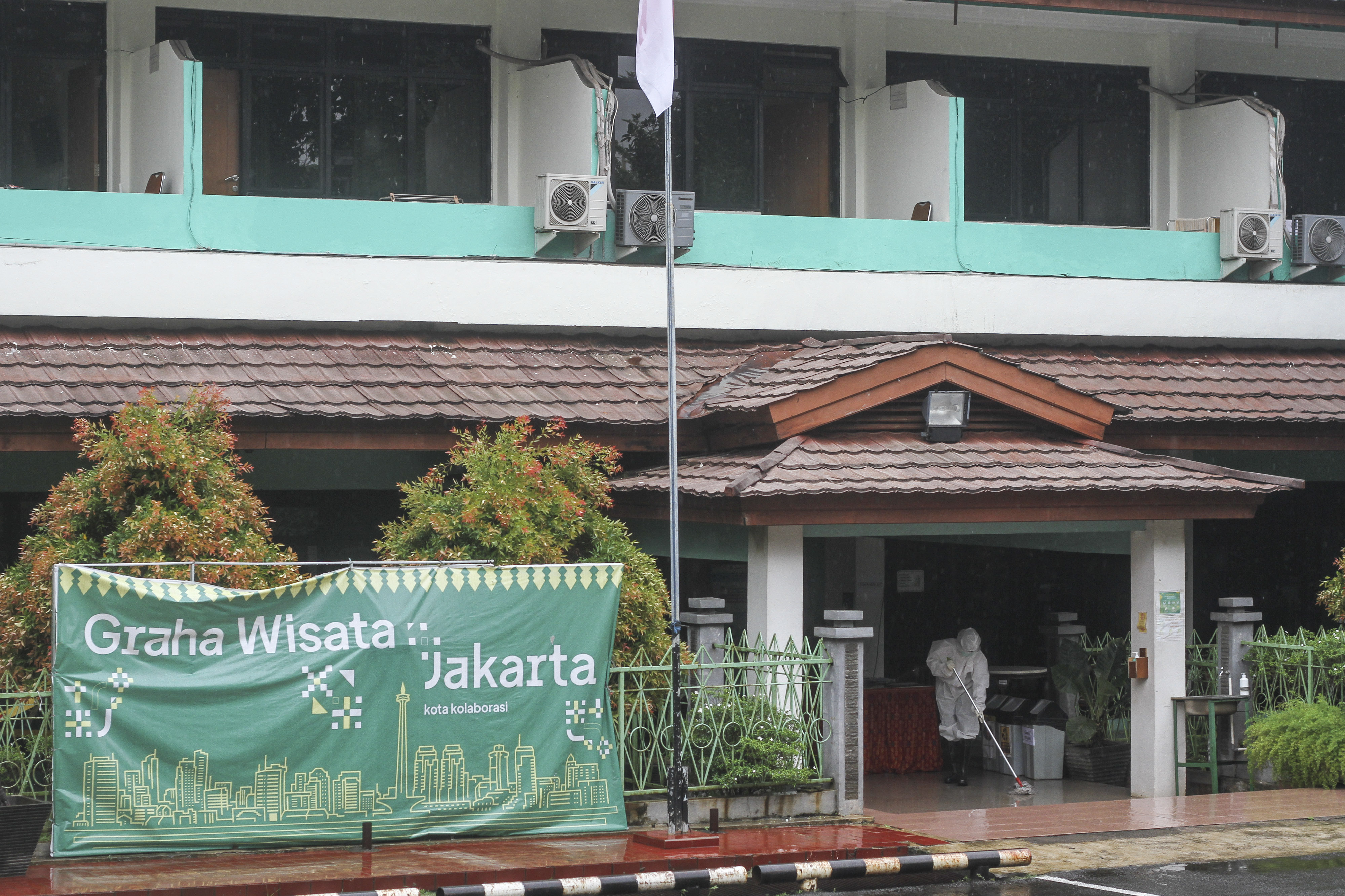 Petugas membersihkan ruang tunggu di Graha Wisata TMII, Jakarta, Selasa (8/2/2022). 