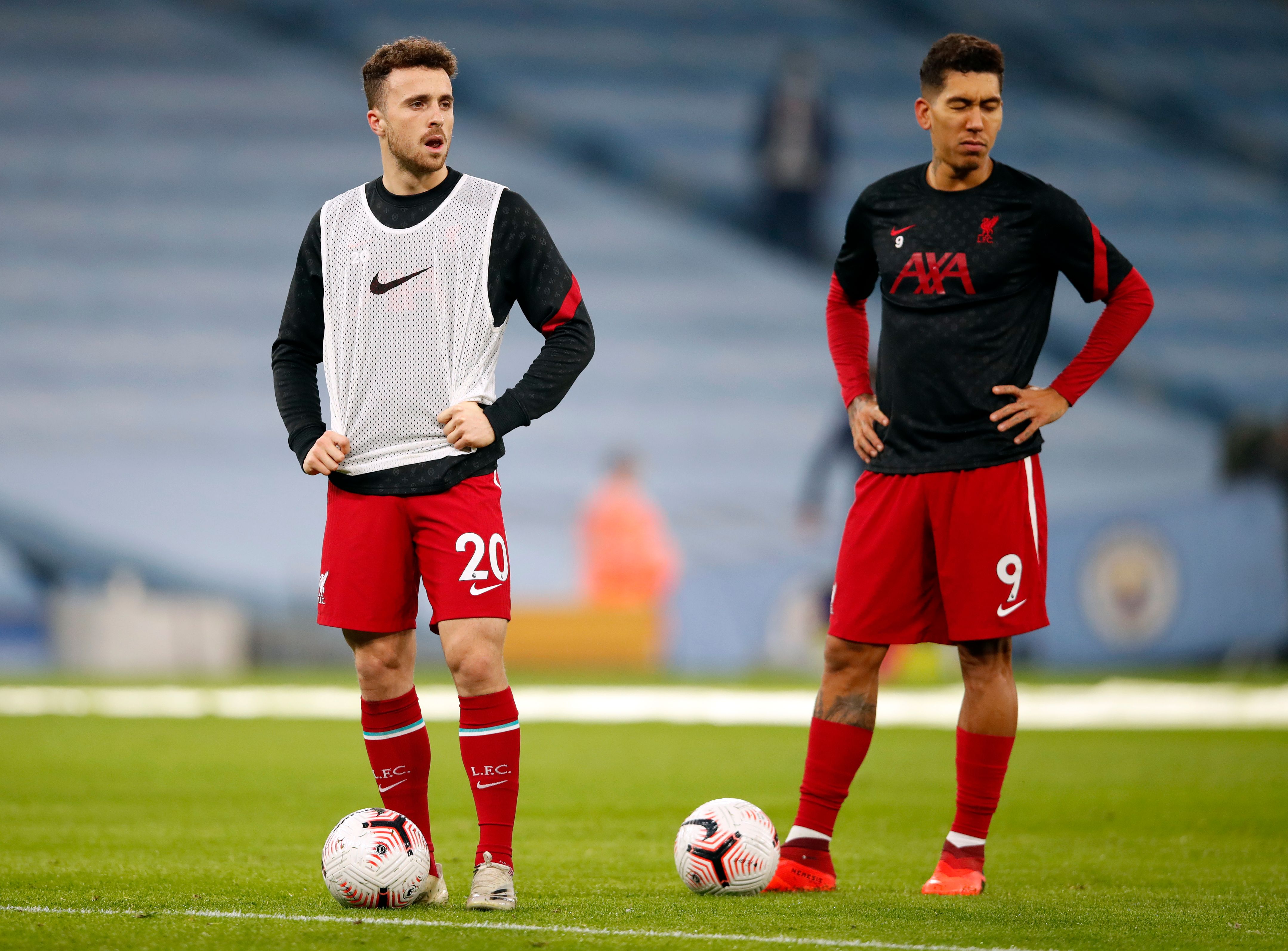 Duet penyerang Liverpool Diogo Jota (kiri) dan Roberto Firmino 