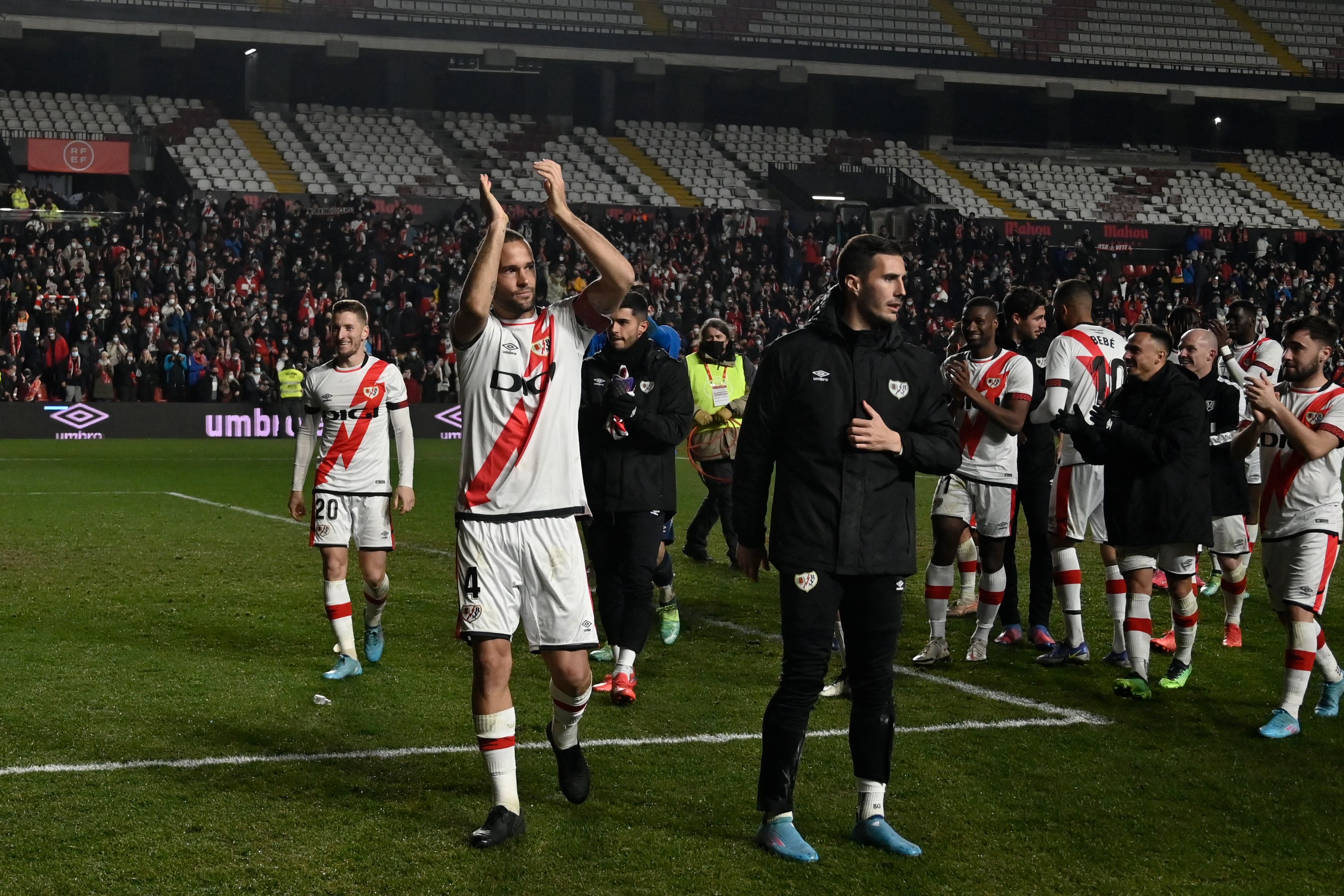 Para pemain Rayo Vallecano merayakan keberhasilan mereka lolos ke semifinal Copa del Rey usai mengalahkan Mallorca.